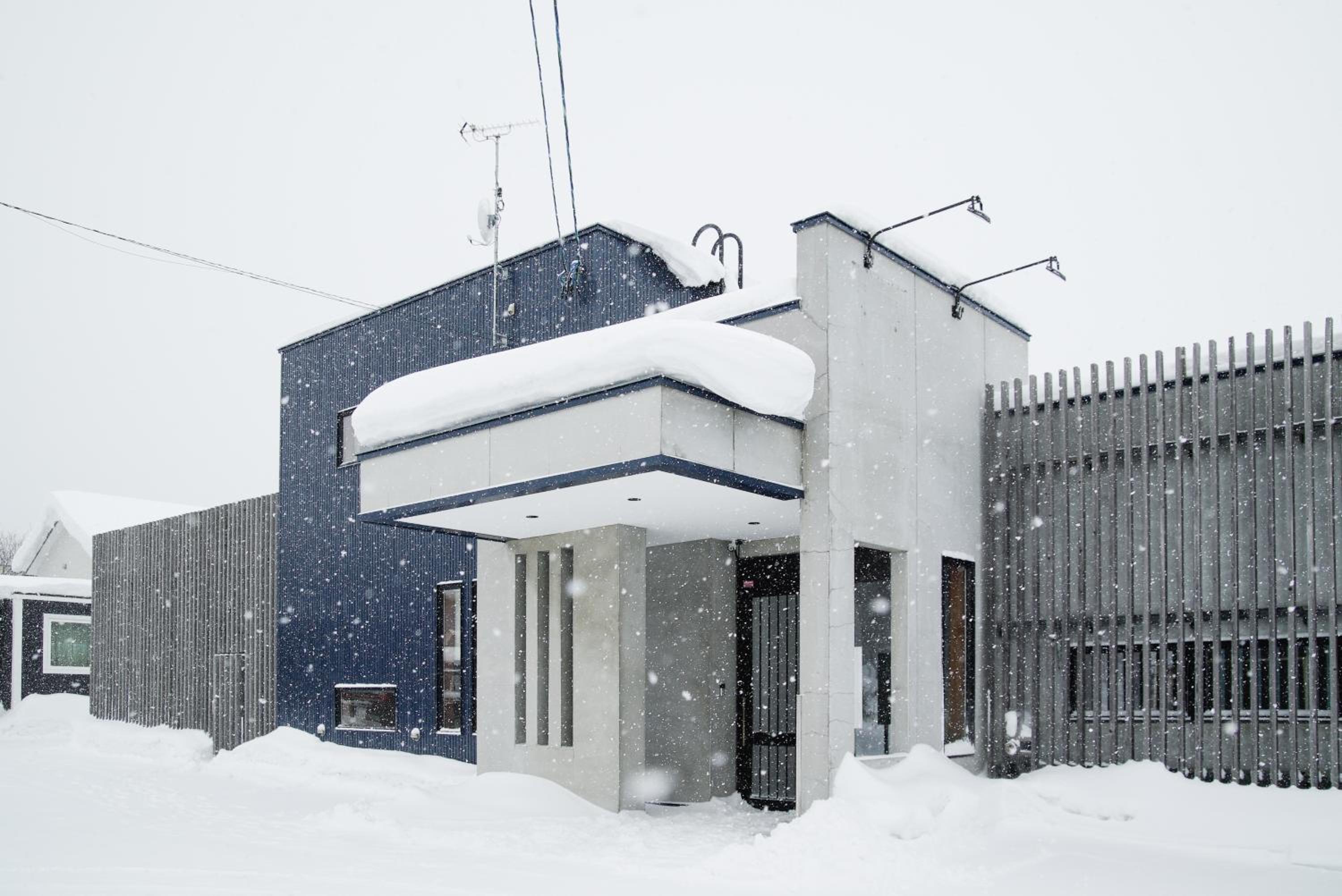 Six-Bedroom House - Photo 47