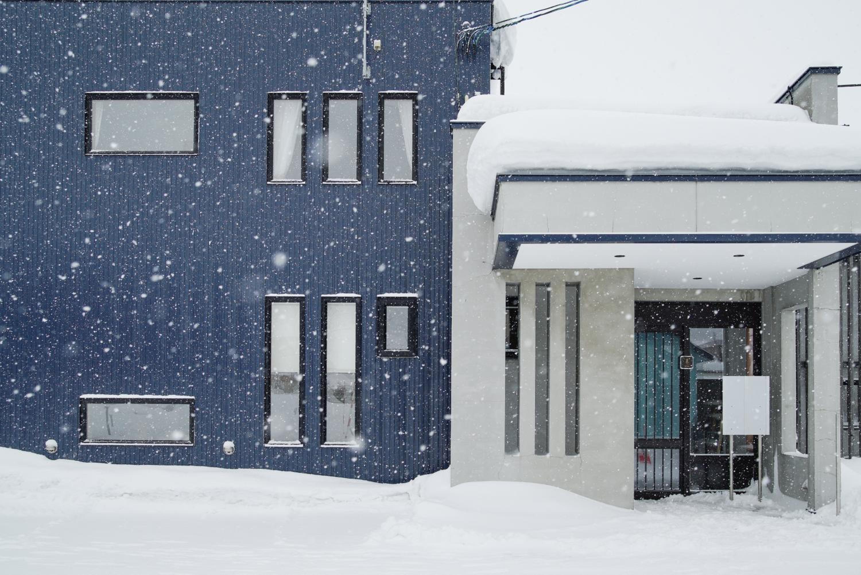 Six-Bedroom House - Photo 12
