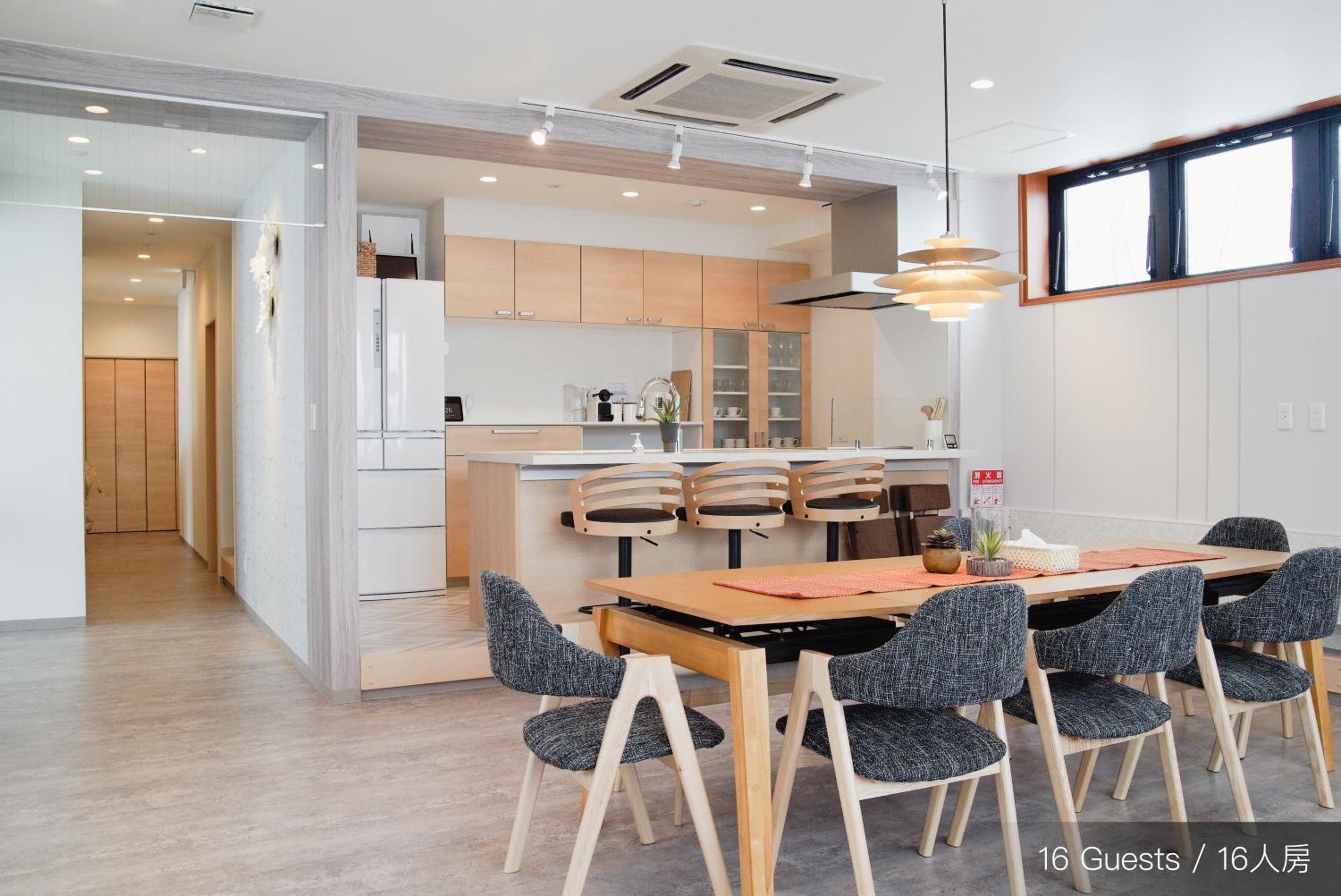Six-Bedroom House - Photo 50