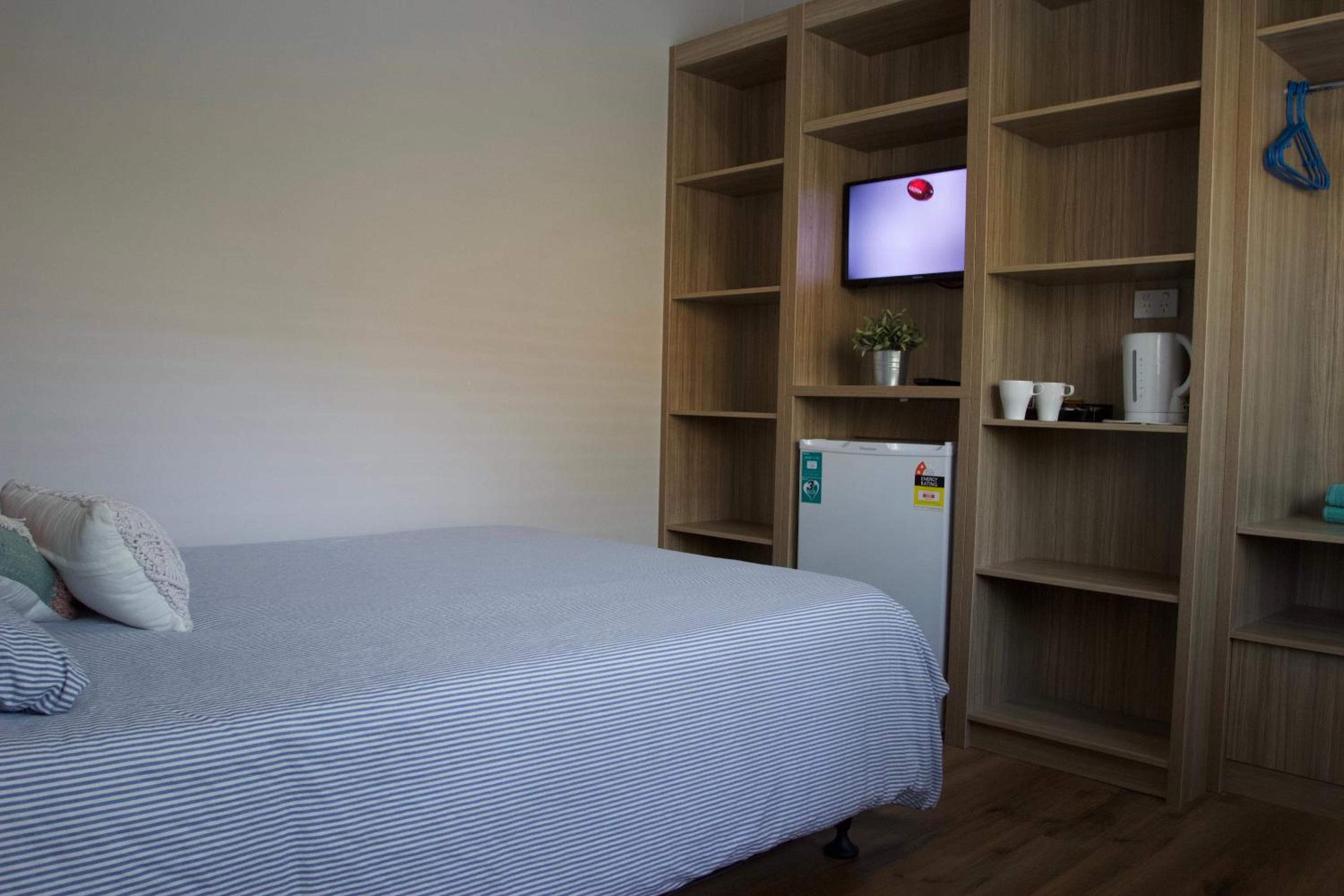 Double Room with Shared Bathroom thumbnail 6