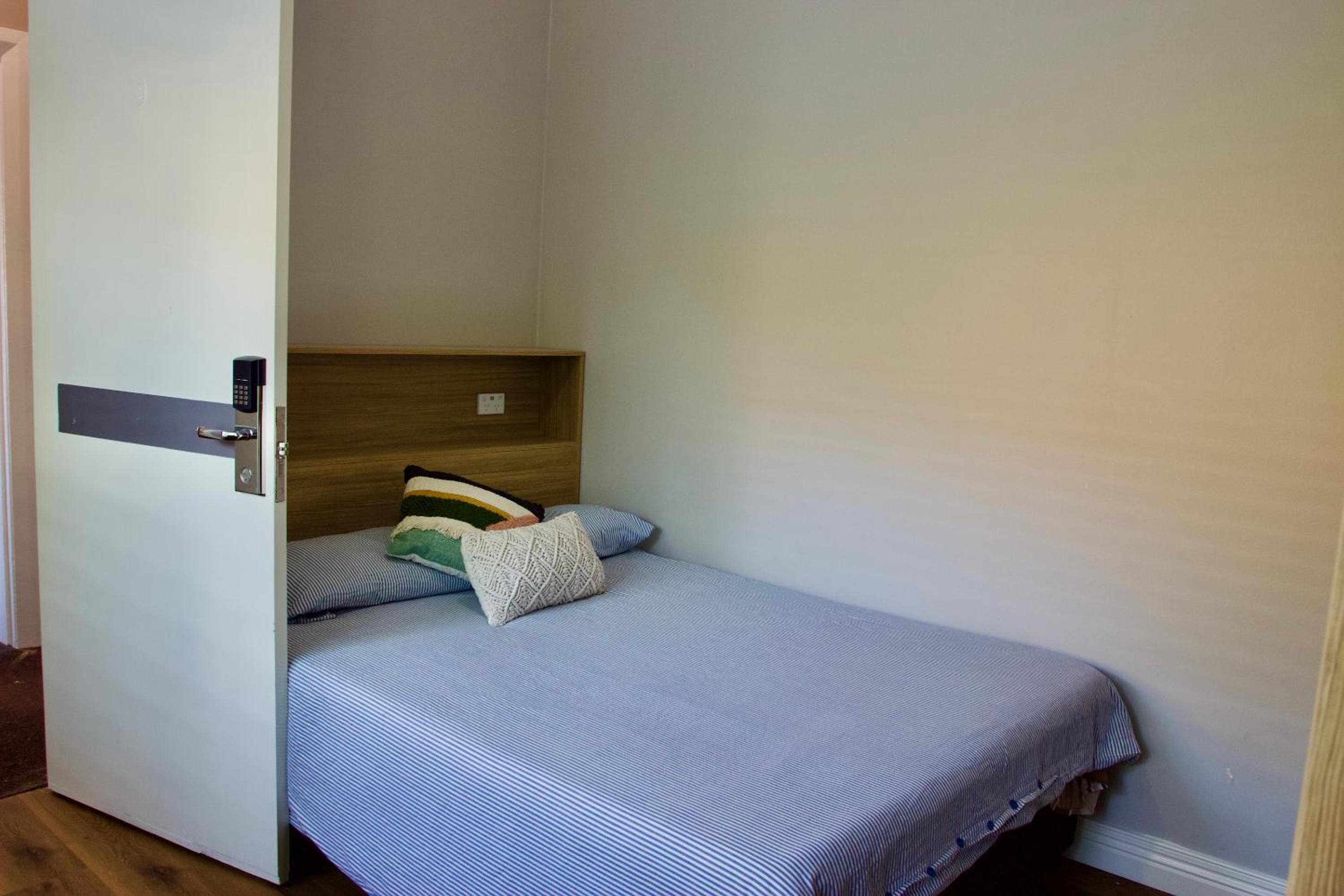 Double Room with Shared Bathroom thumbnail 5