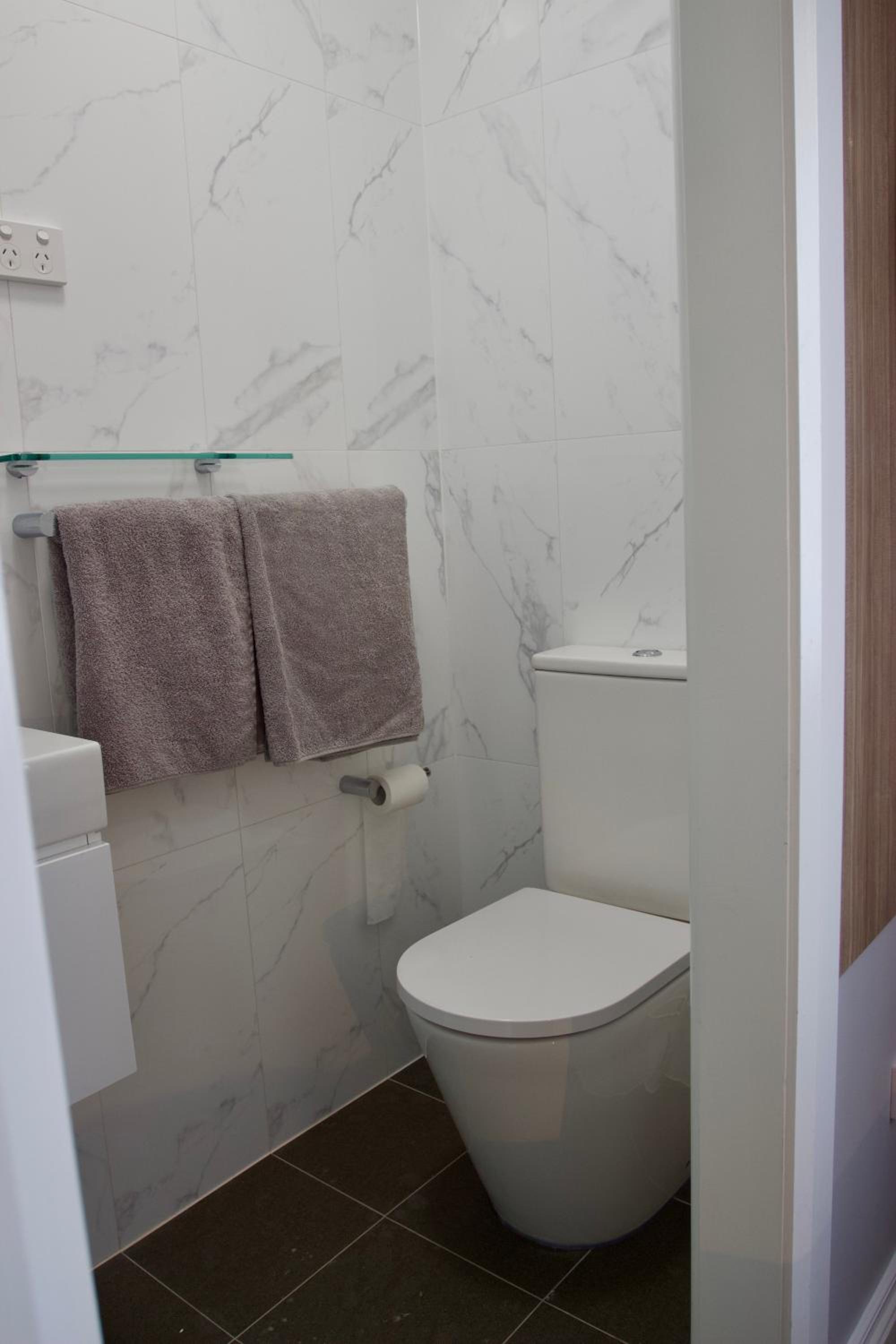 Double Room with Private Bathroom thumbnail 5