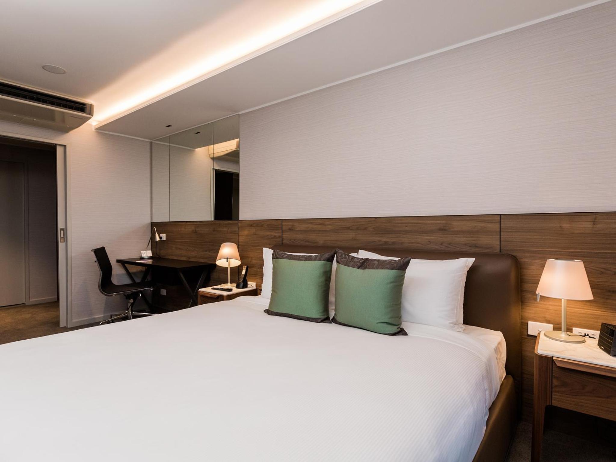 Deluxe One-Bedroom Suite - Bournemouth thumbnail 6