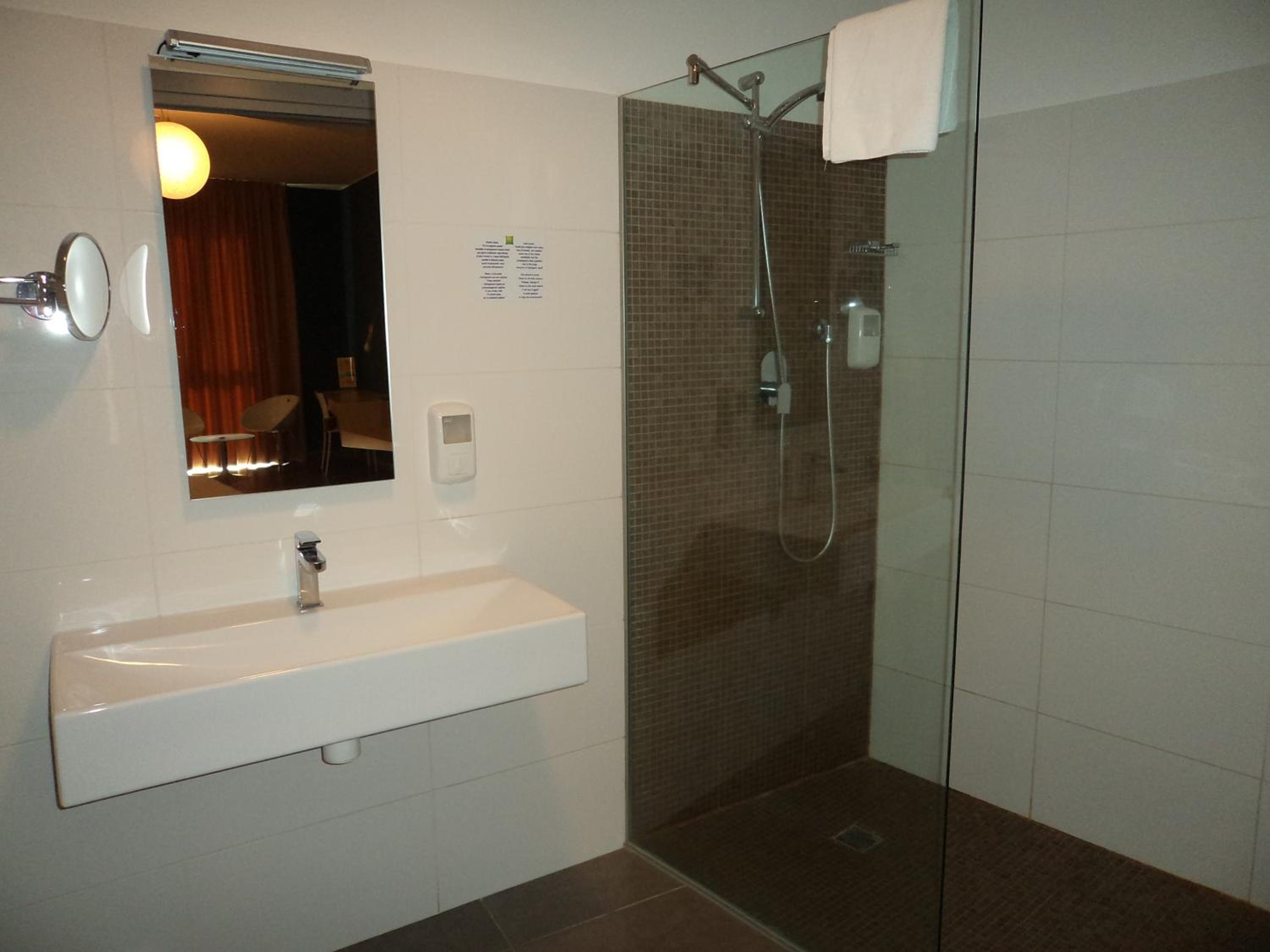 Classic Room with Two Queen Beds - Photo 4