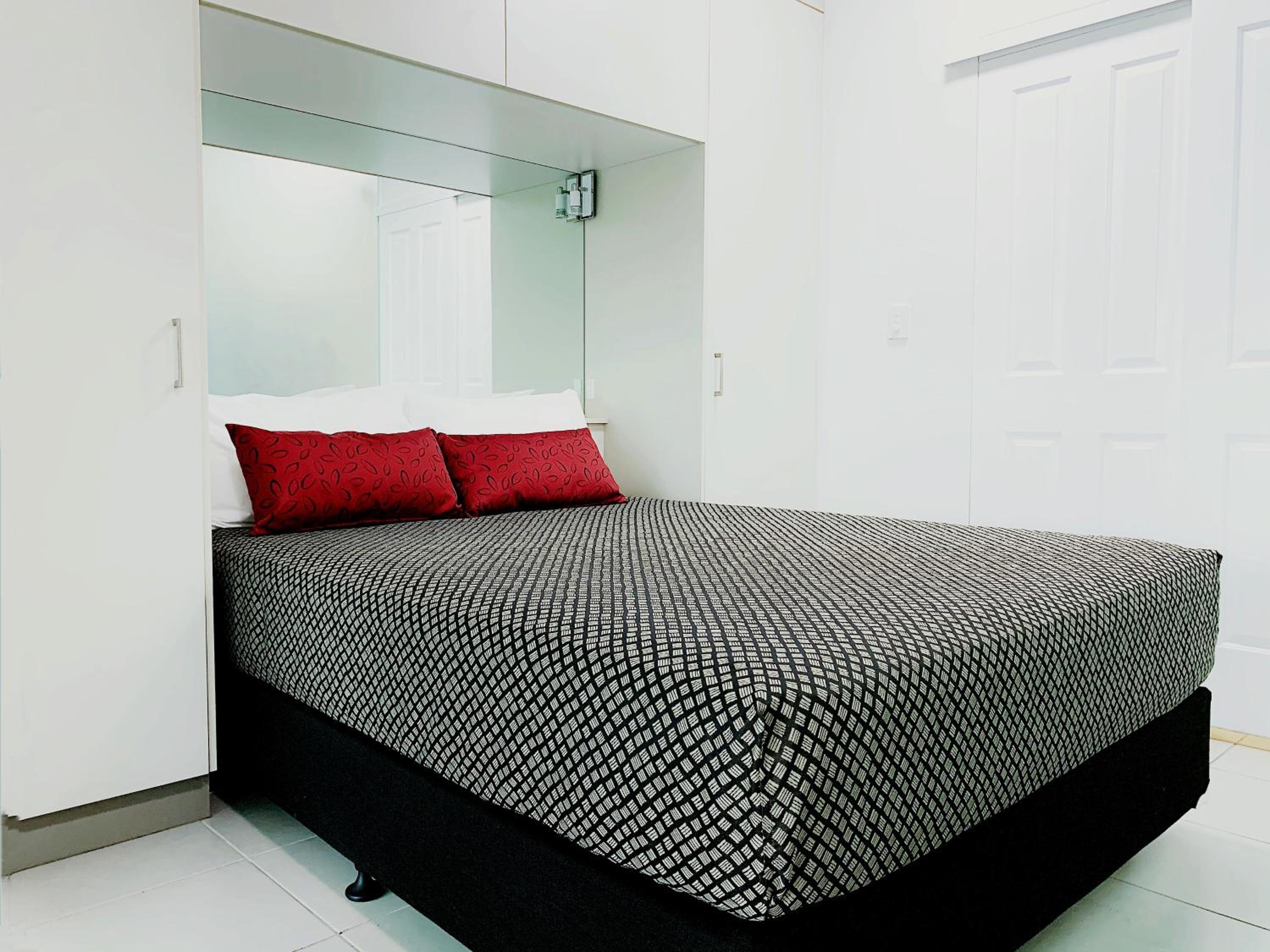Executive One-Bedroom Apartment thumbnail 6