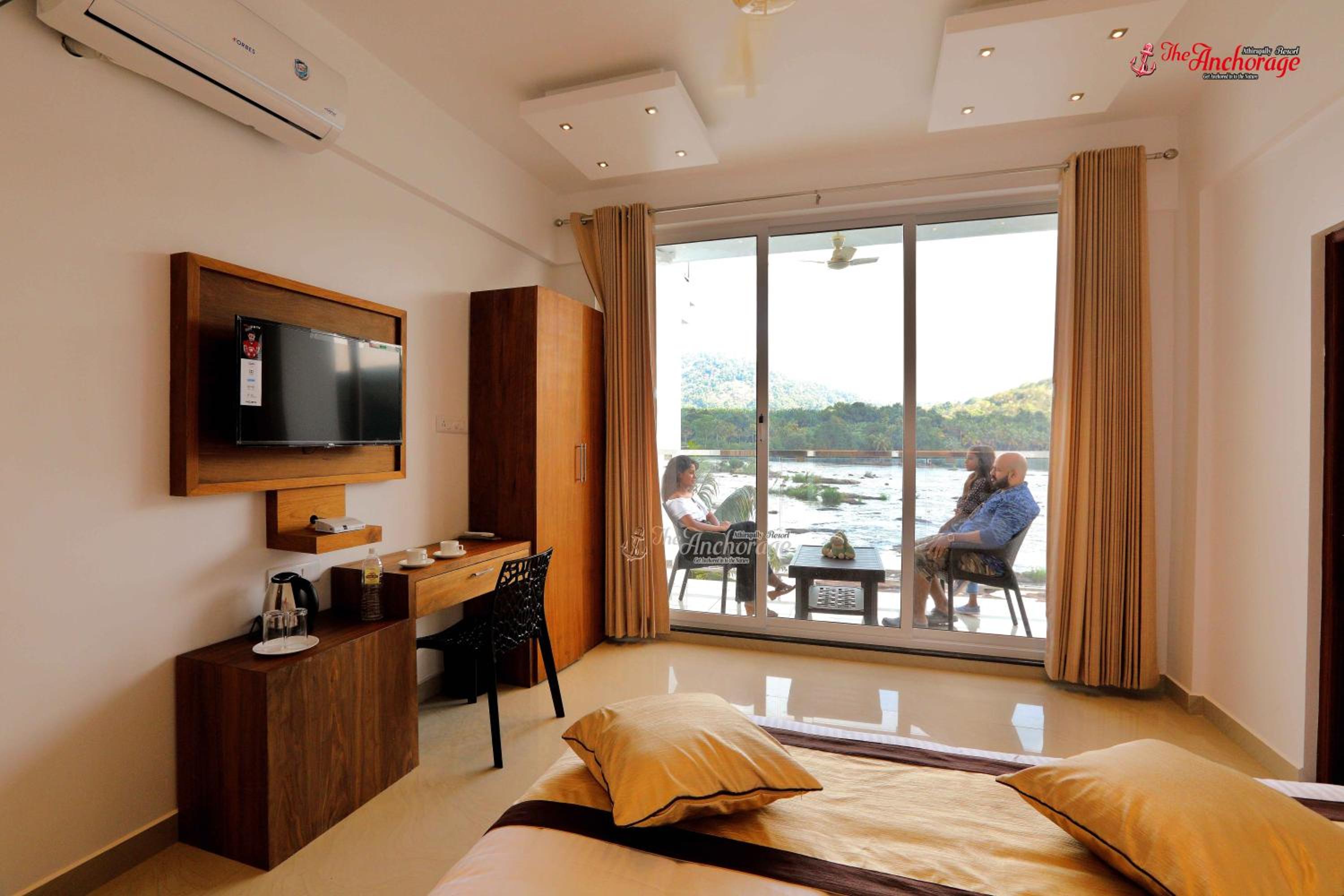 King Room with Balcony - Photo 7