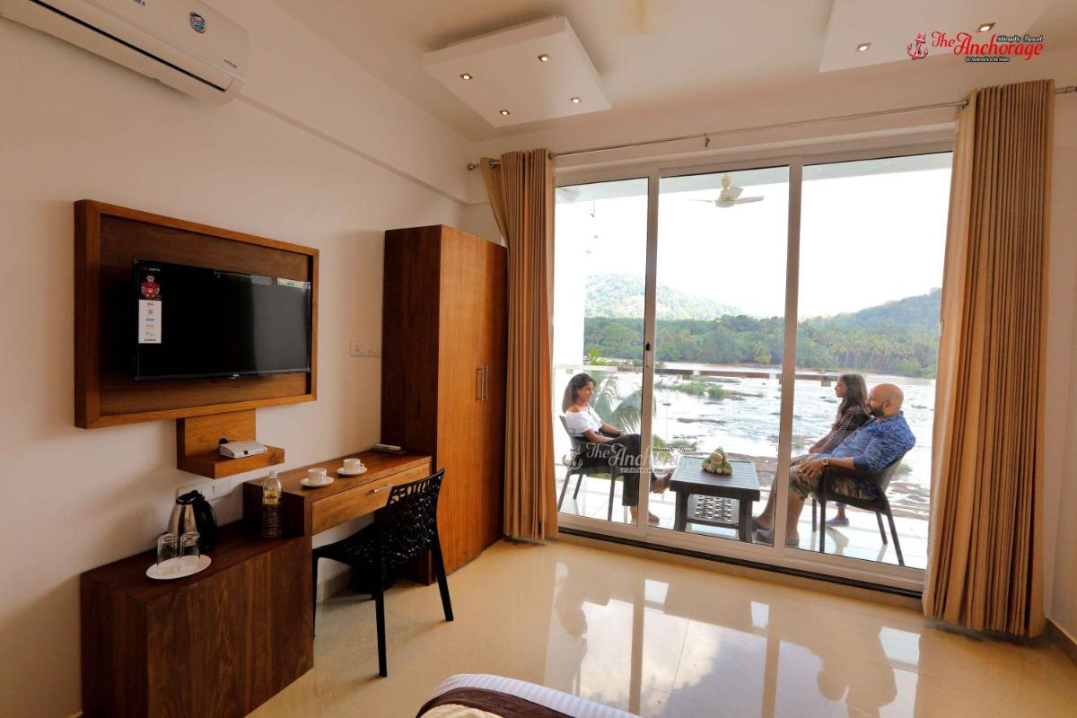 King Room with Balcony - Photo 6