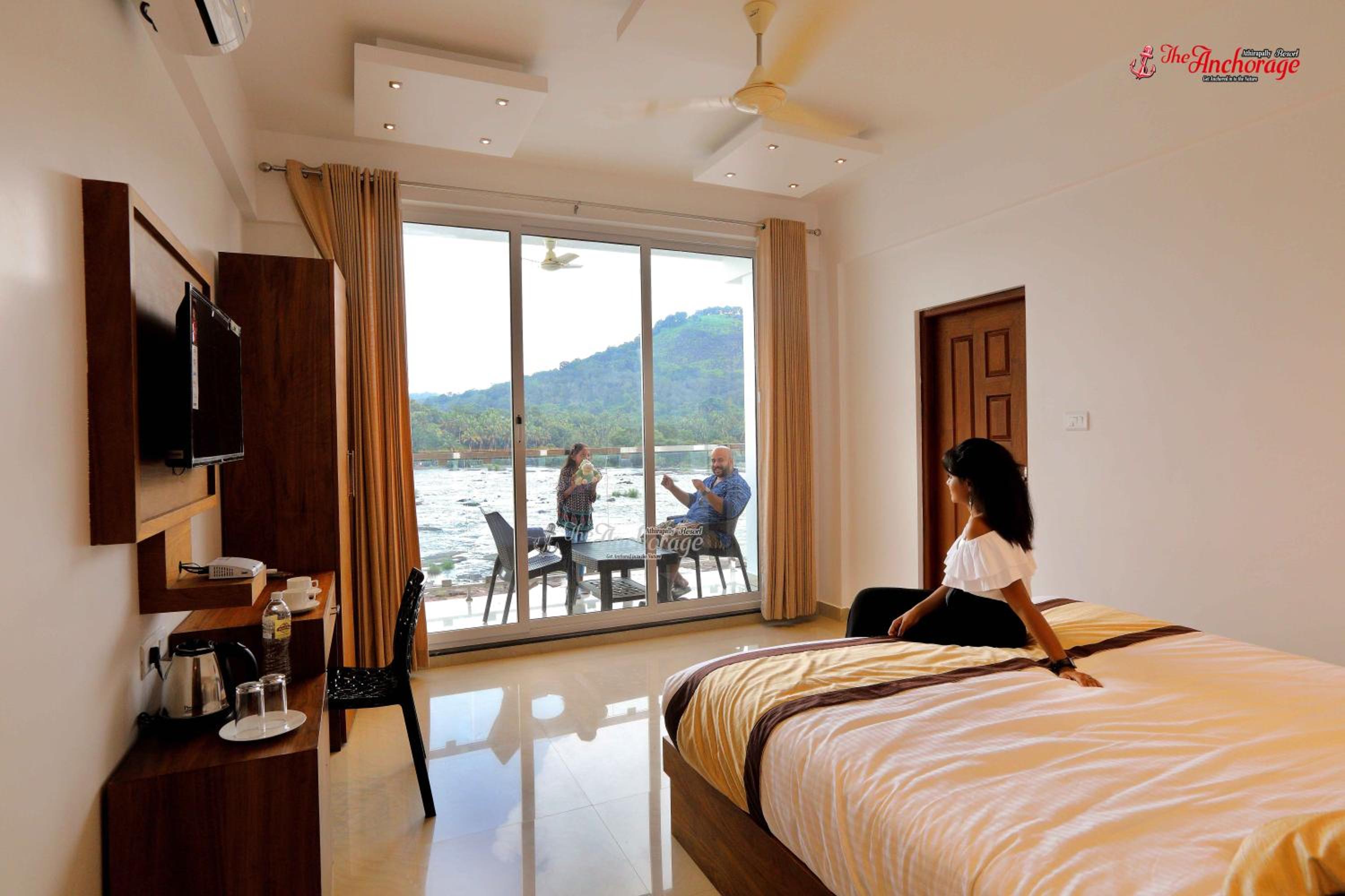 King Room with Balcony - Photo 8
