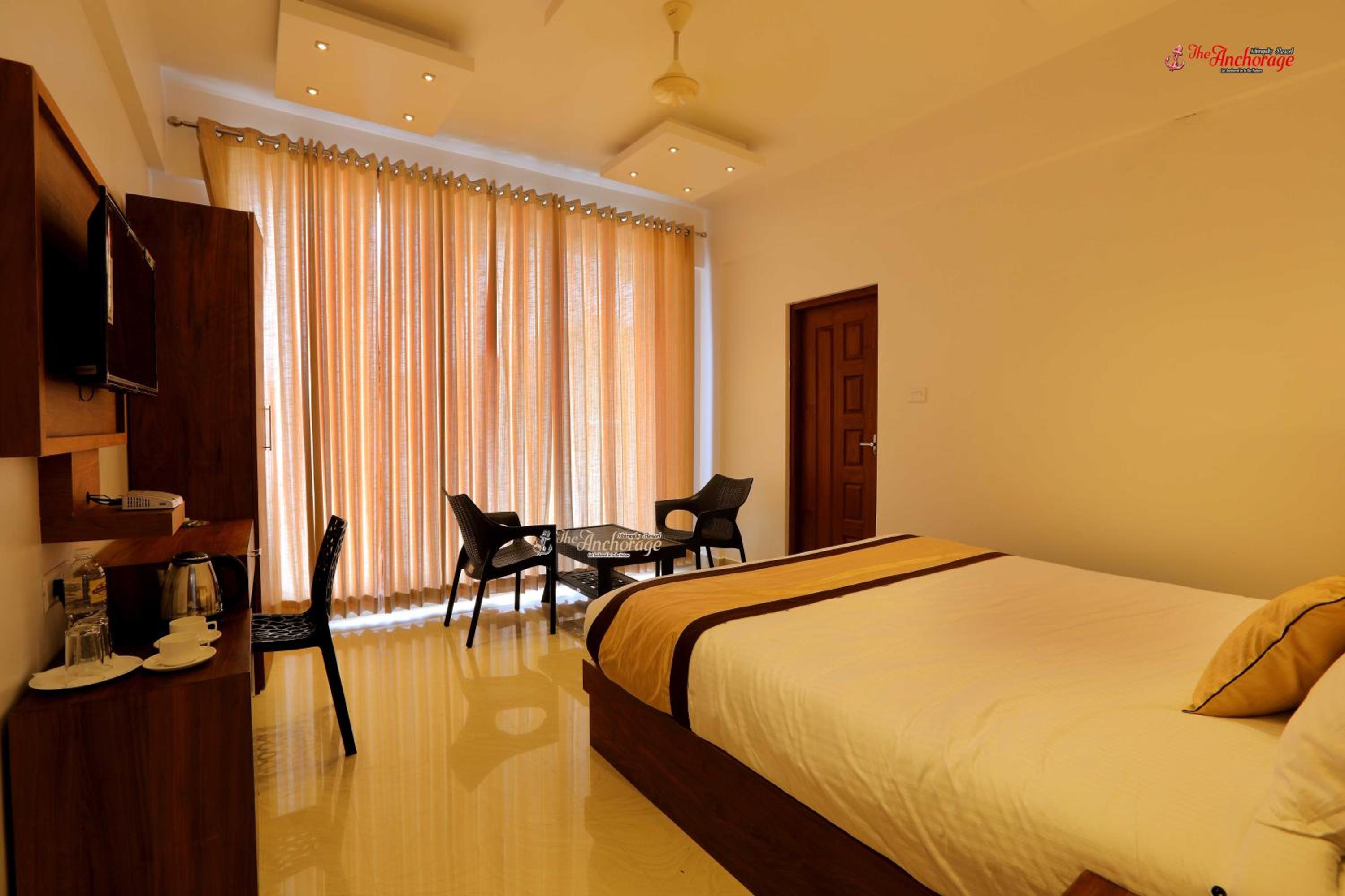King Room with Balcony - Photo 4