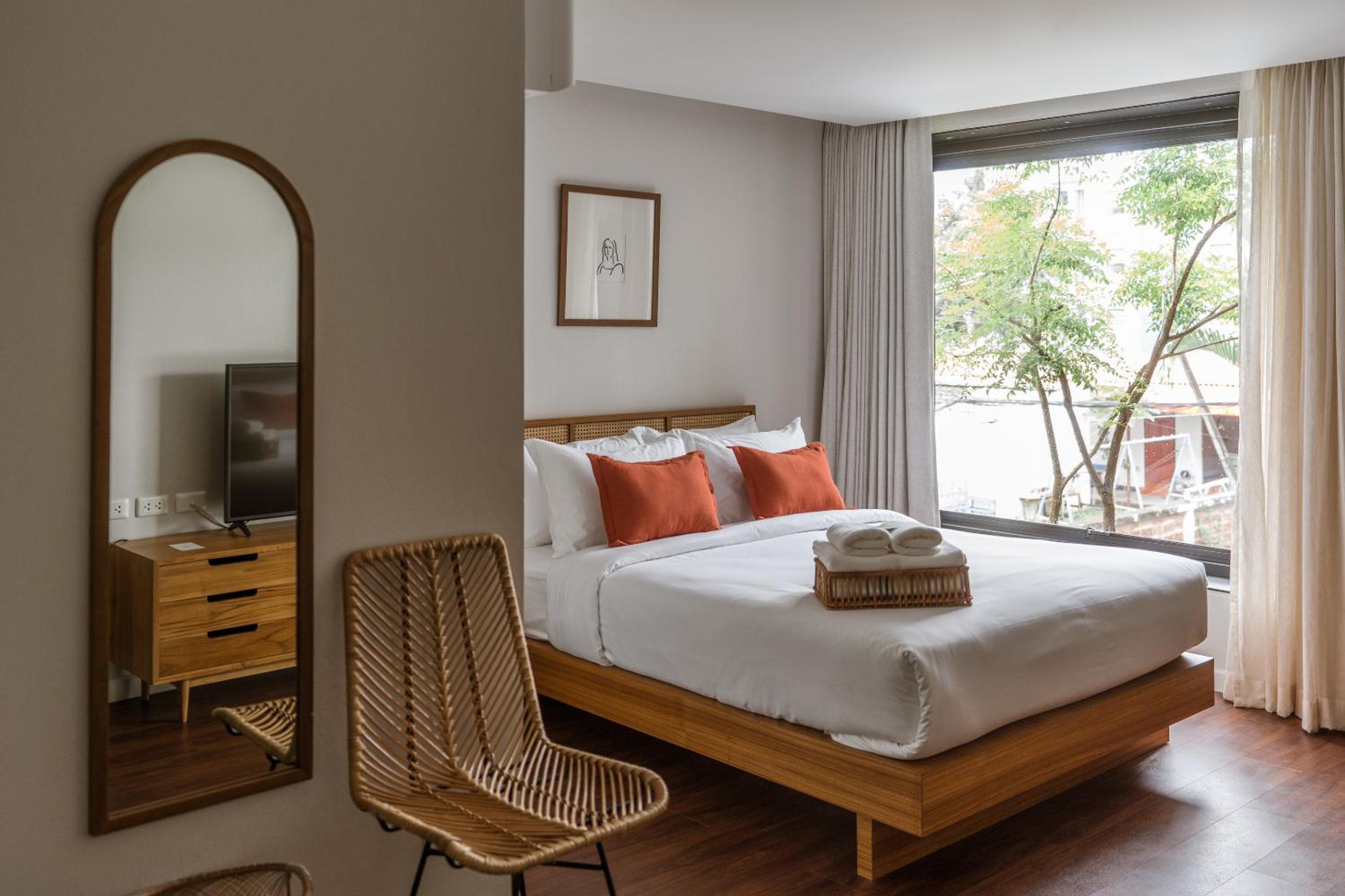 Deluxe Queen Room - Photo 10