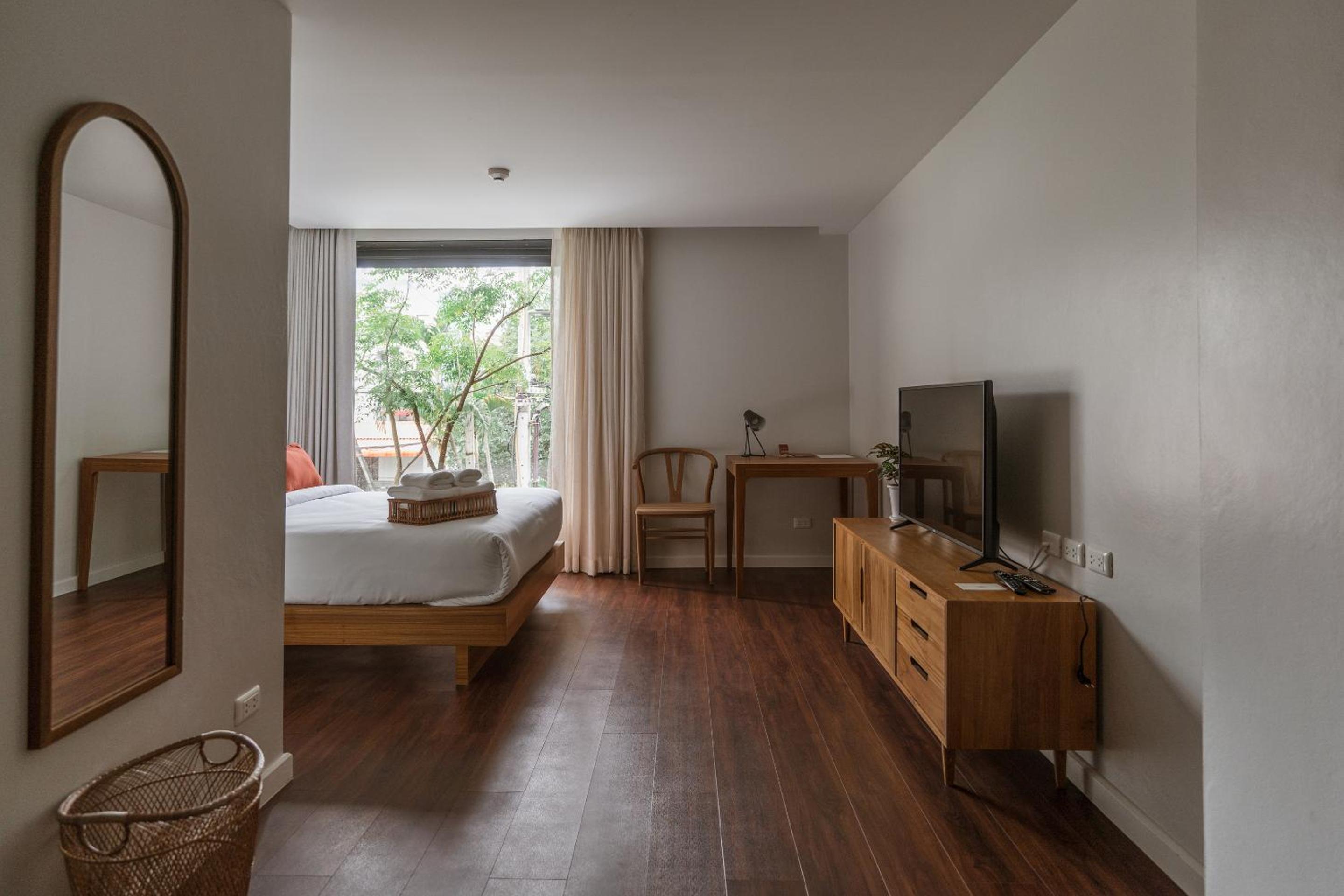 Deluxe Queen Room - Photo 9