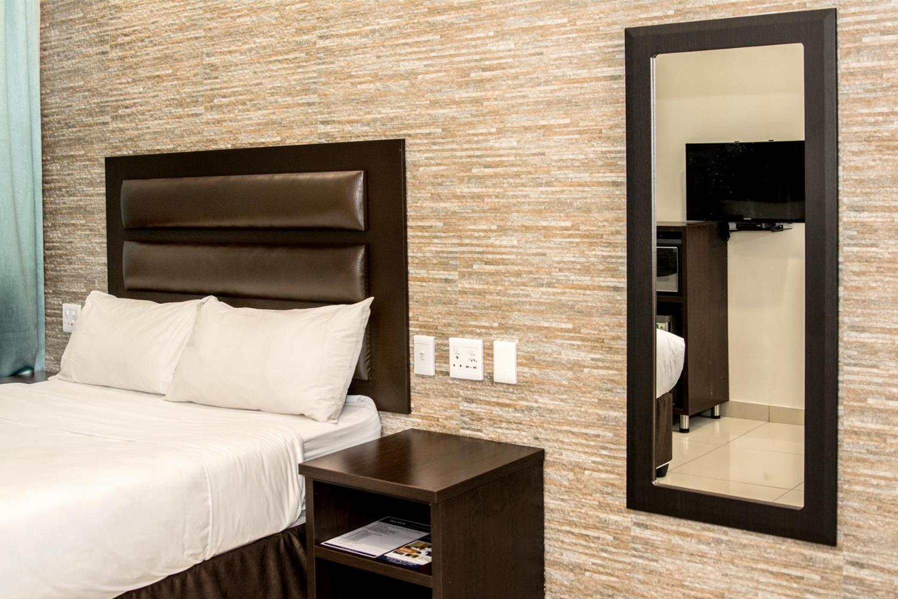 Queen Deluxe Room - Photo 19