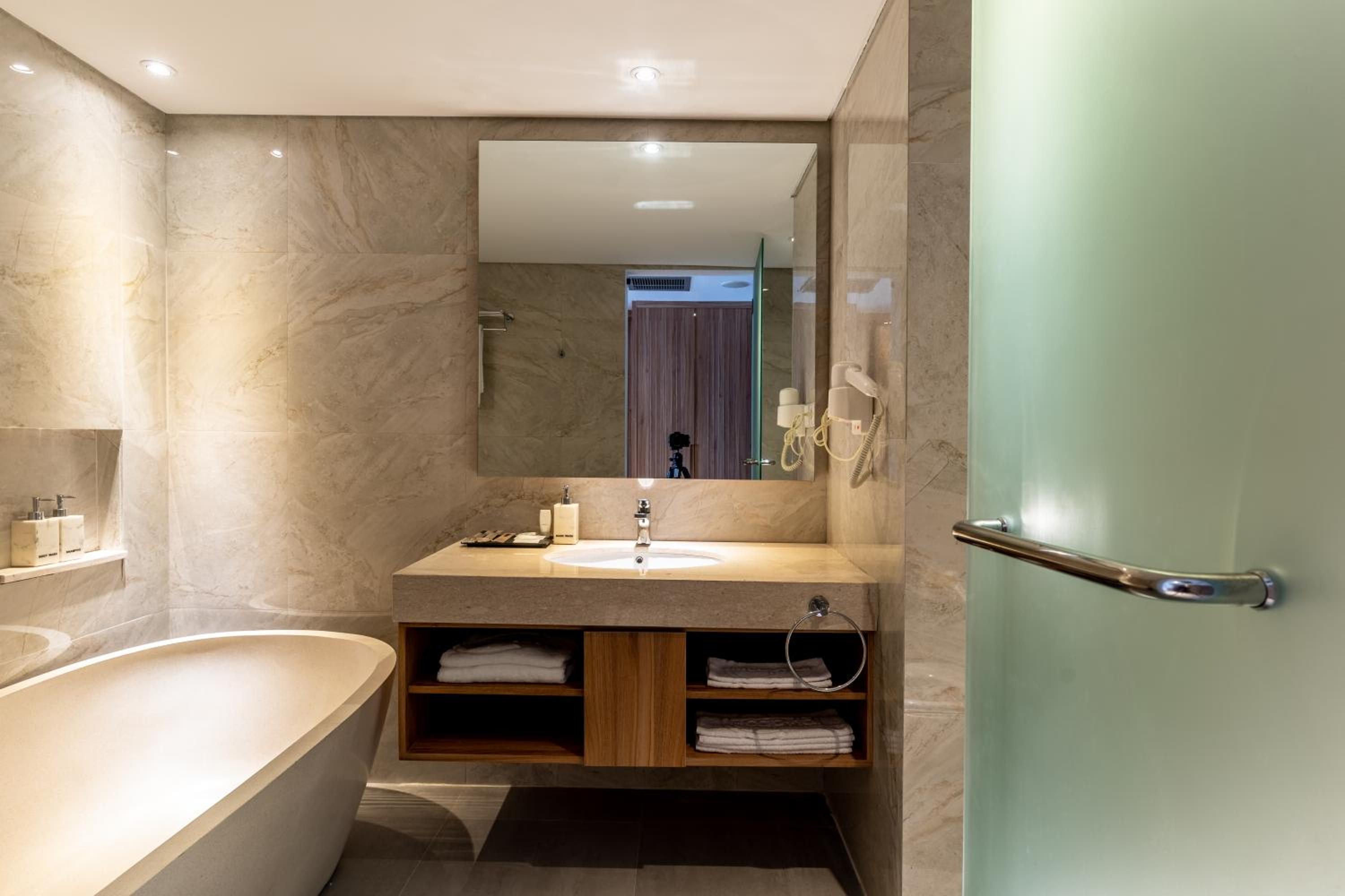Grand Deluxe Room - Photo 9