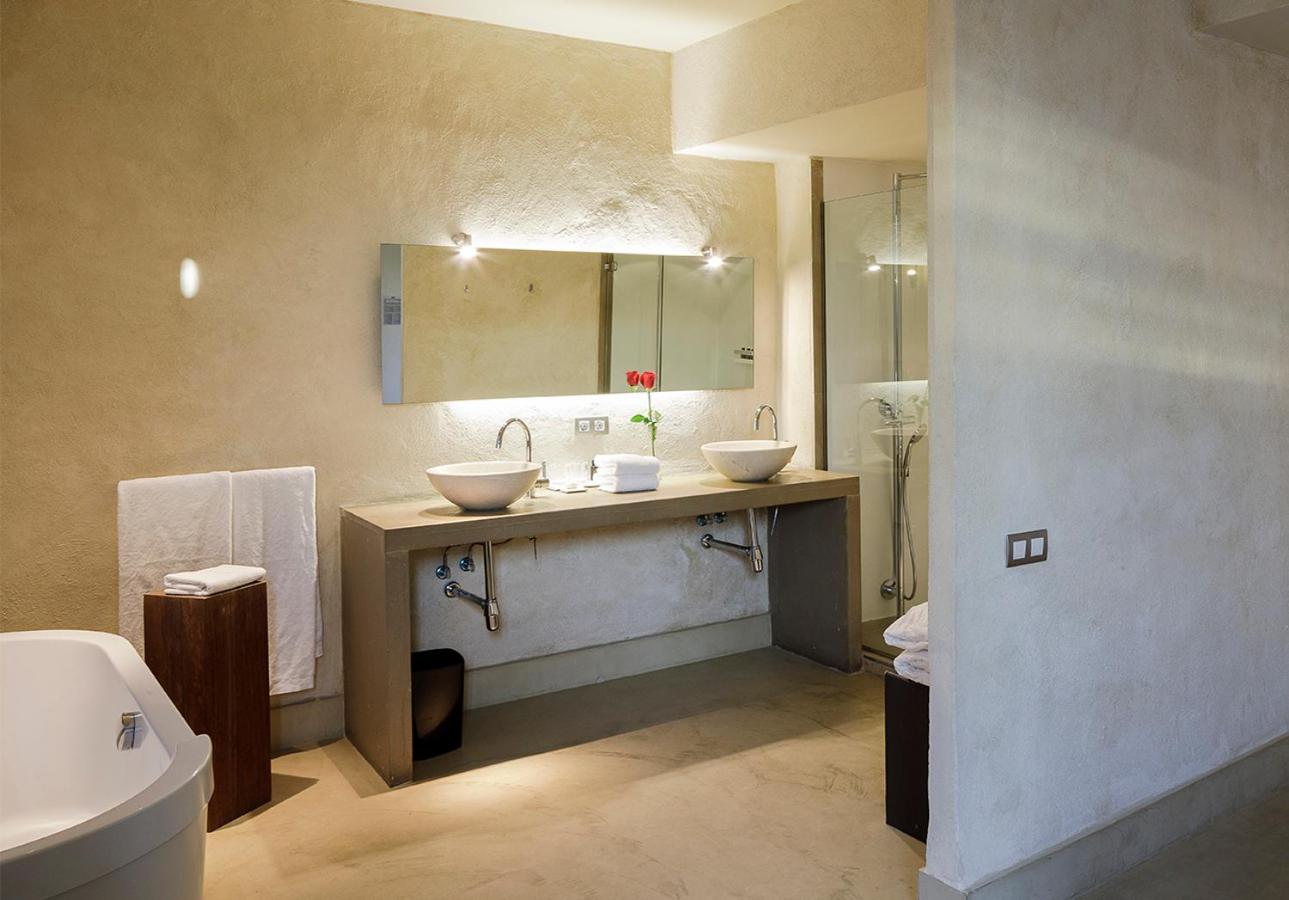 Deluxe Double Room with Views - Photo 7