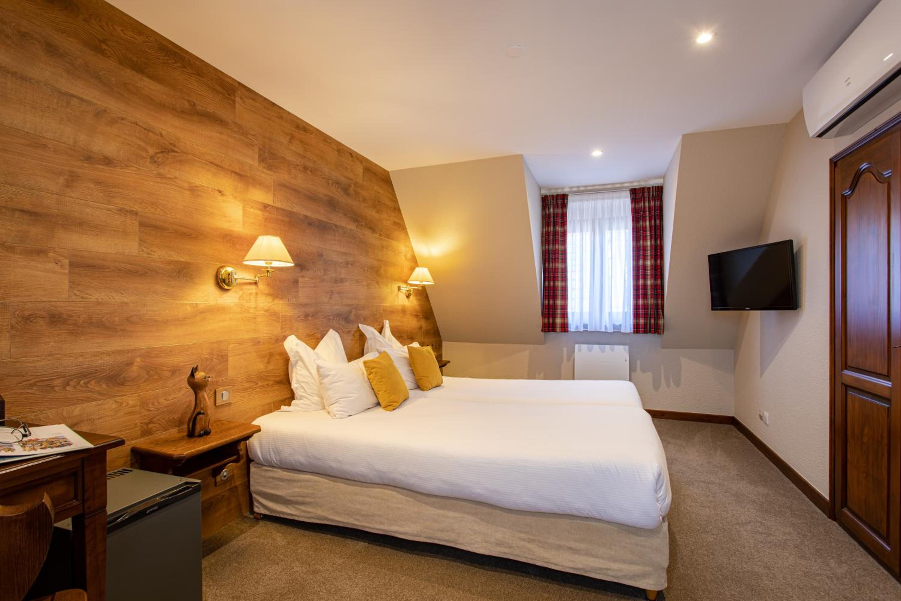 Standard Double or Twin Room - Photo 12