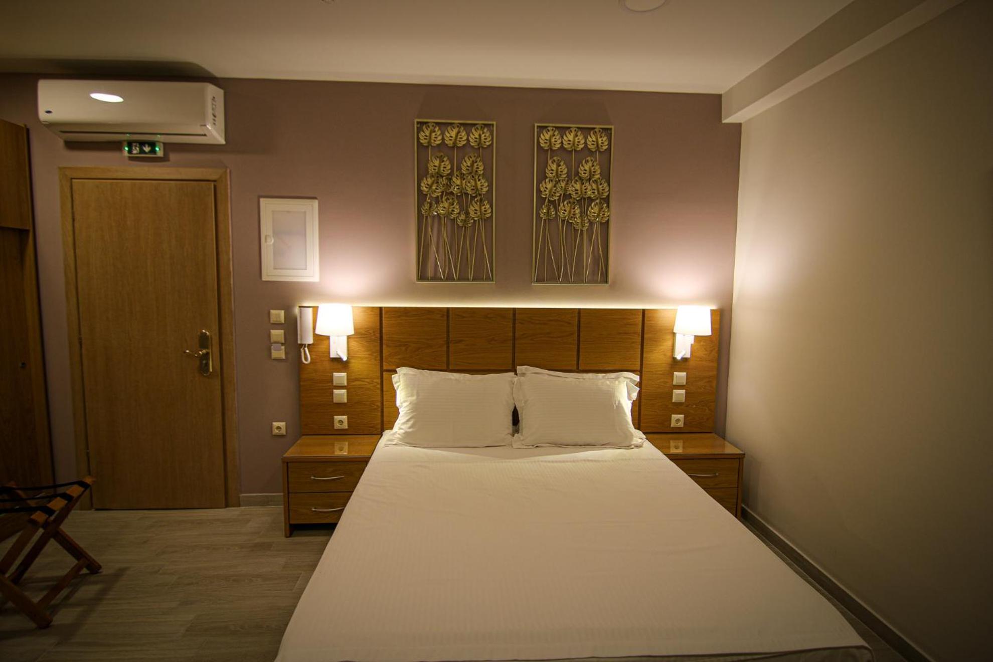 Deluxe Double Room with Shower - Photo 10