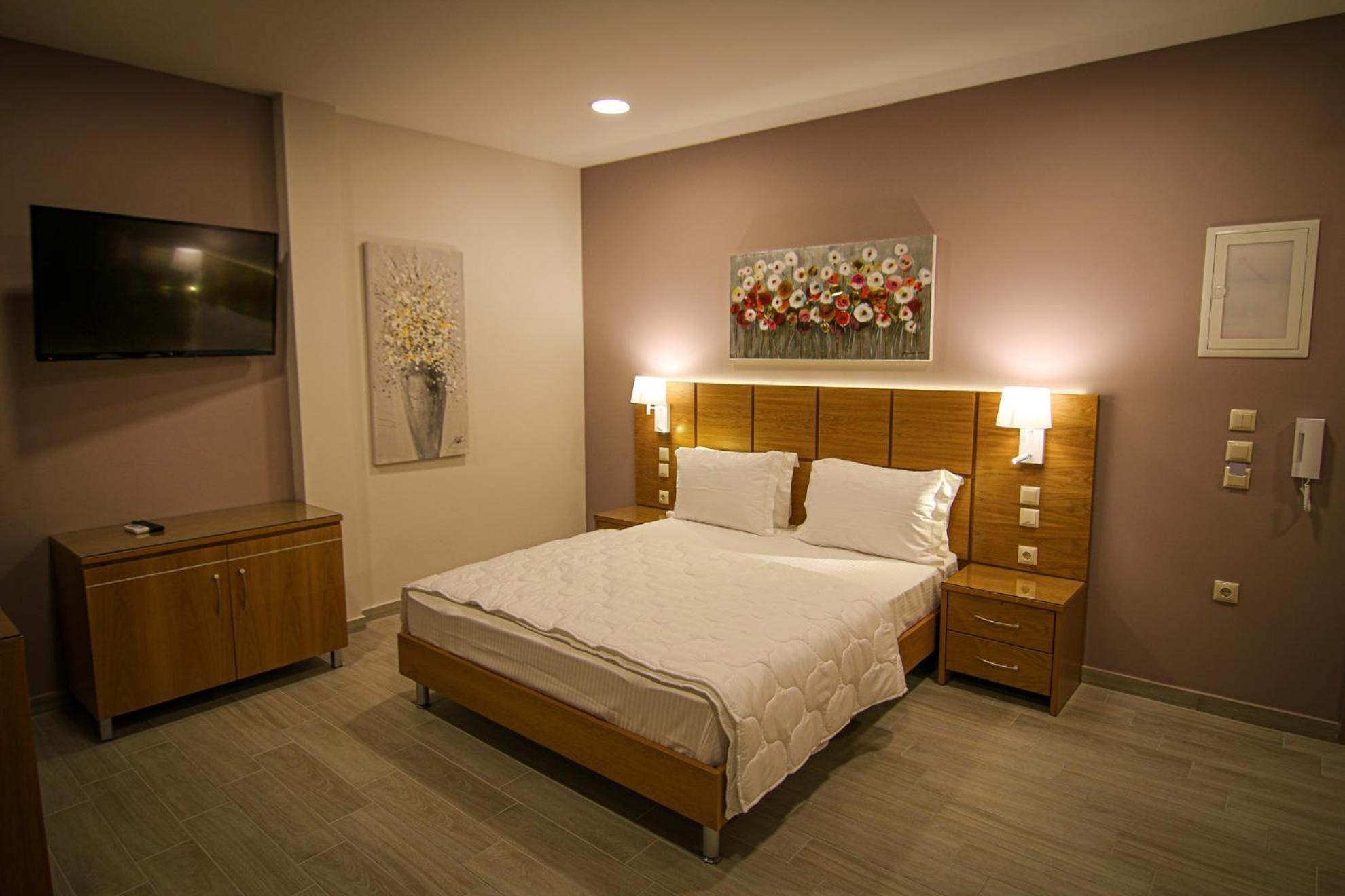 Deluxe Double Room with Shower - Photo 9