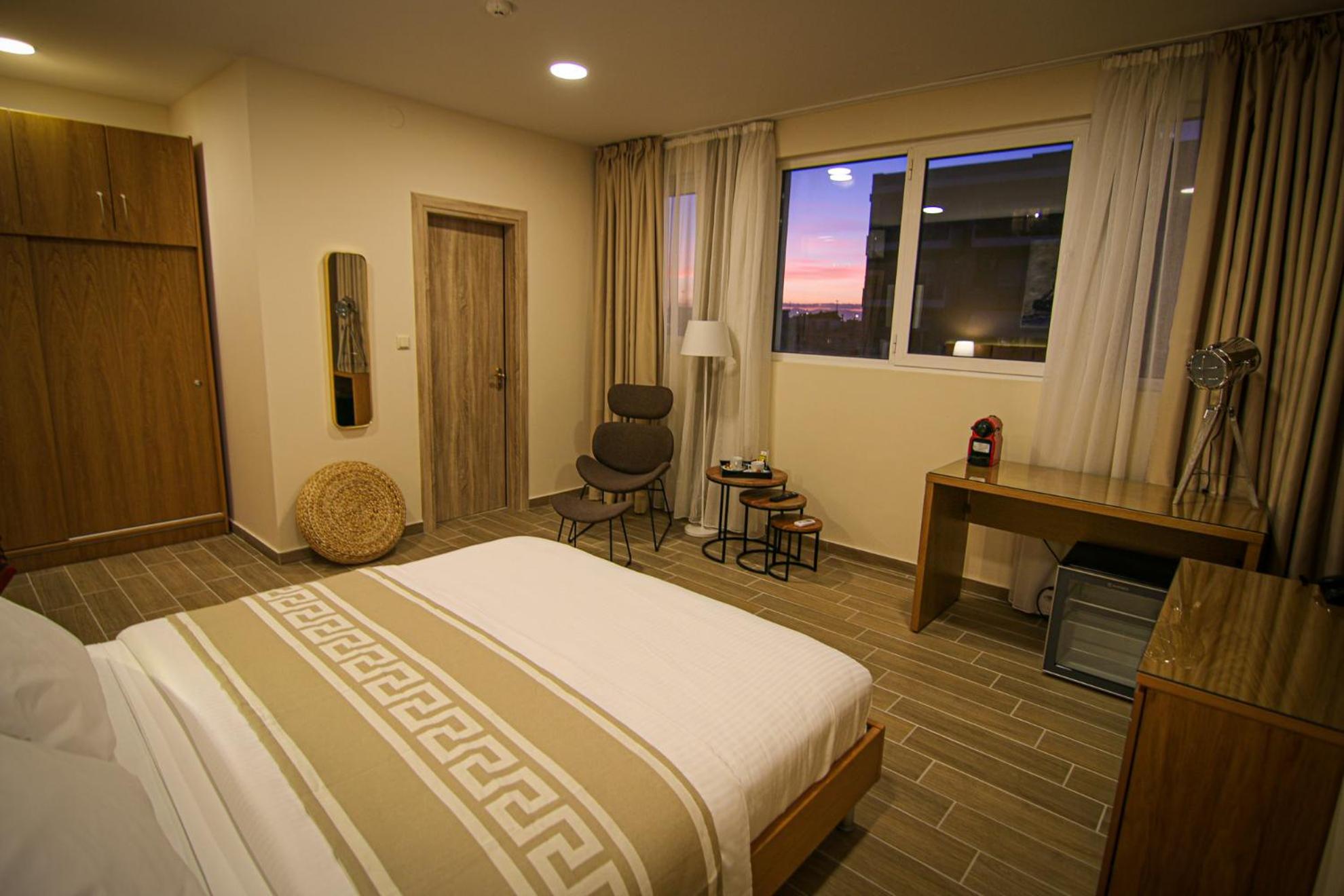 Deluxe Double Room with Shower - Photo 8