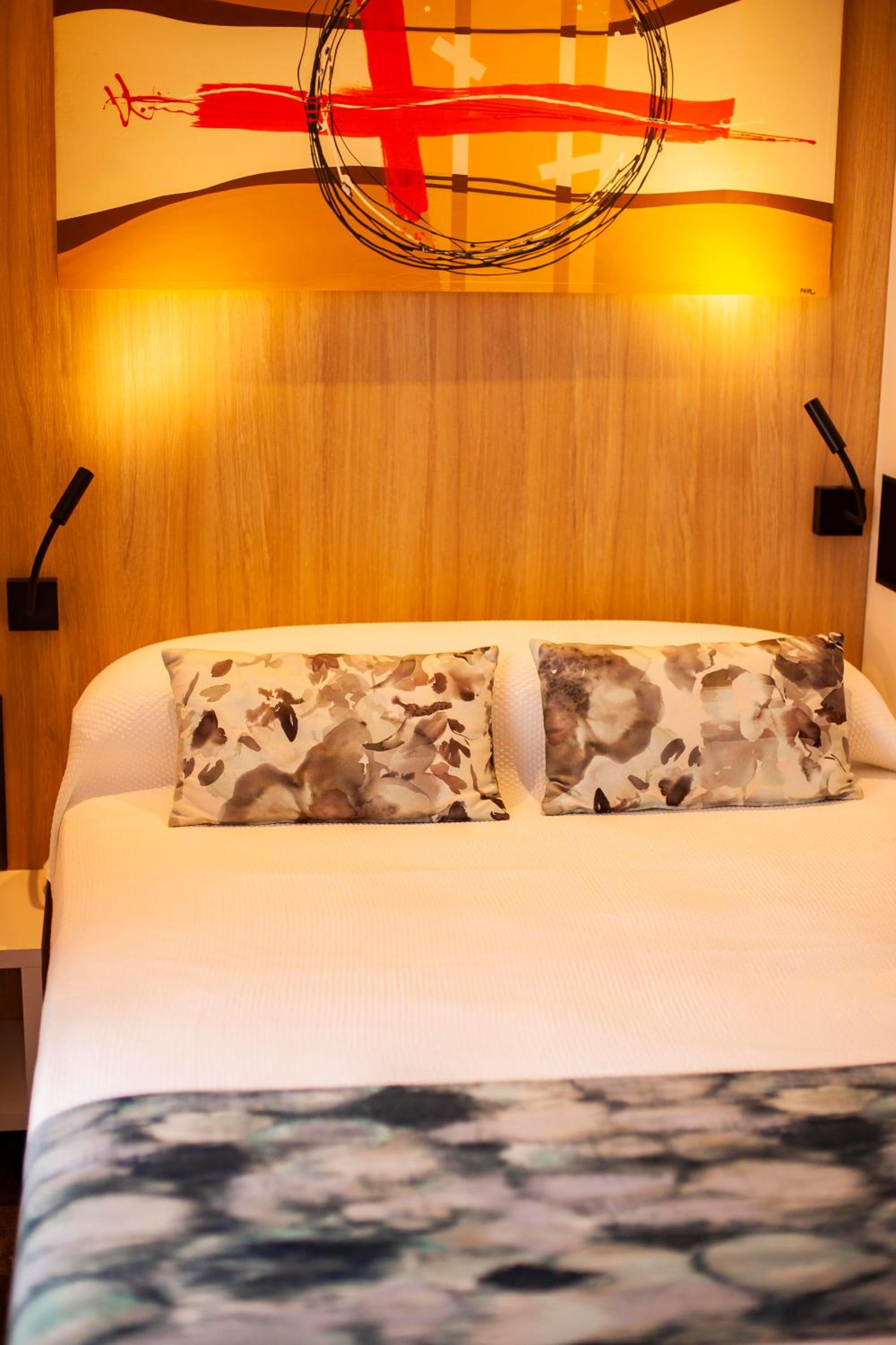 Queen Room with Private Bathroom - Photo 28