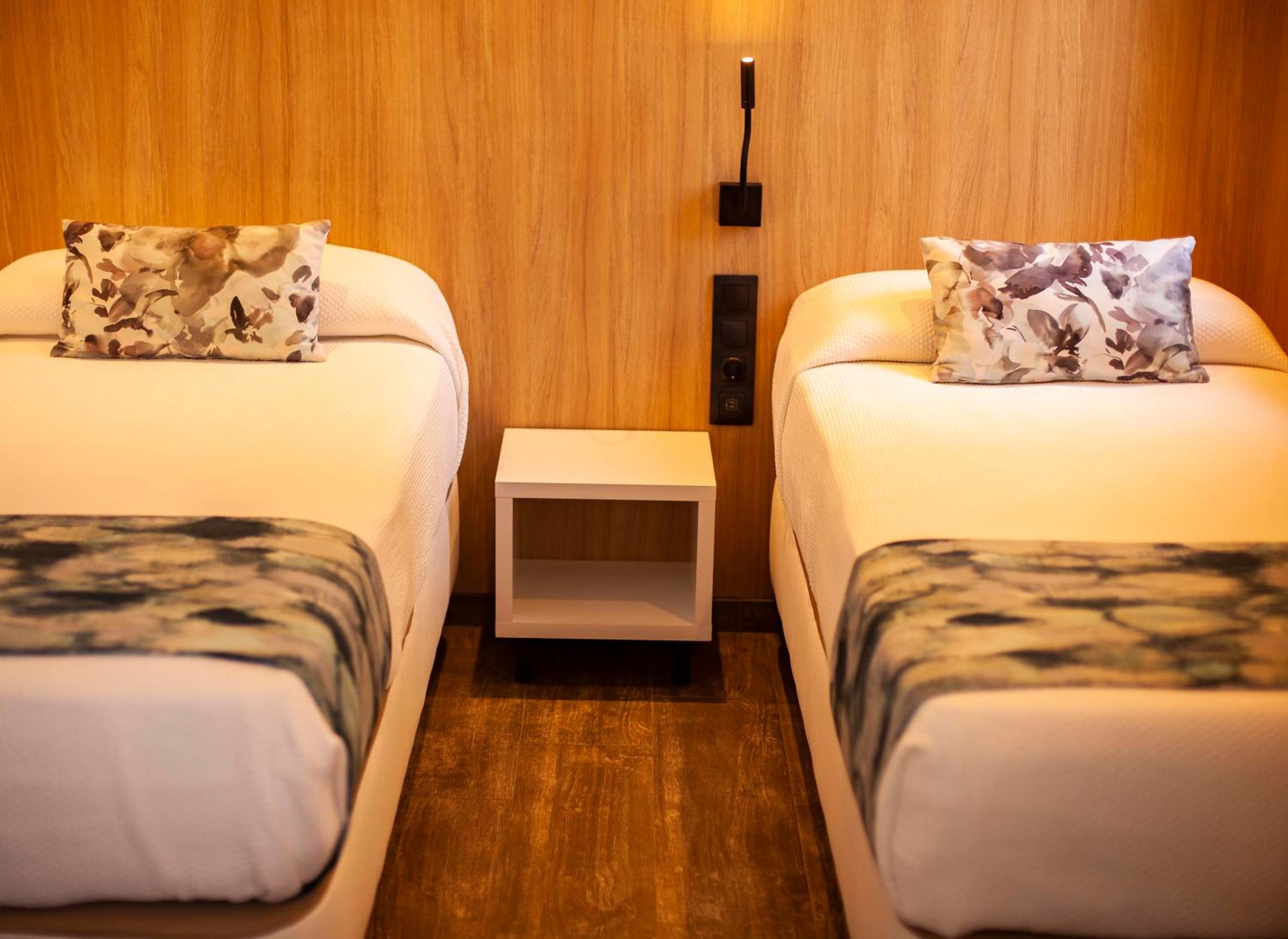 Twin Room with Private Bathroom - Photo 39