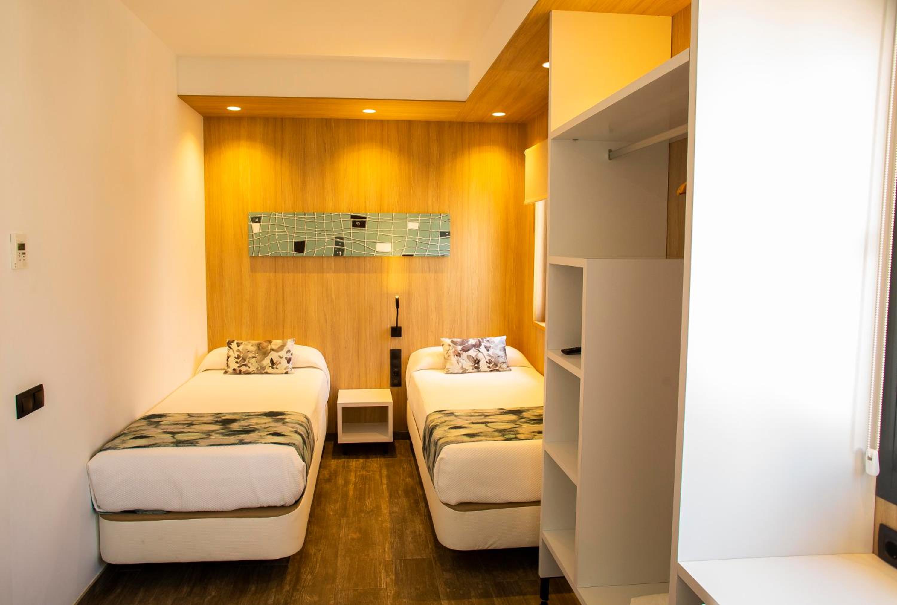 Twin Room with Private Bathroom - Photo 38