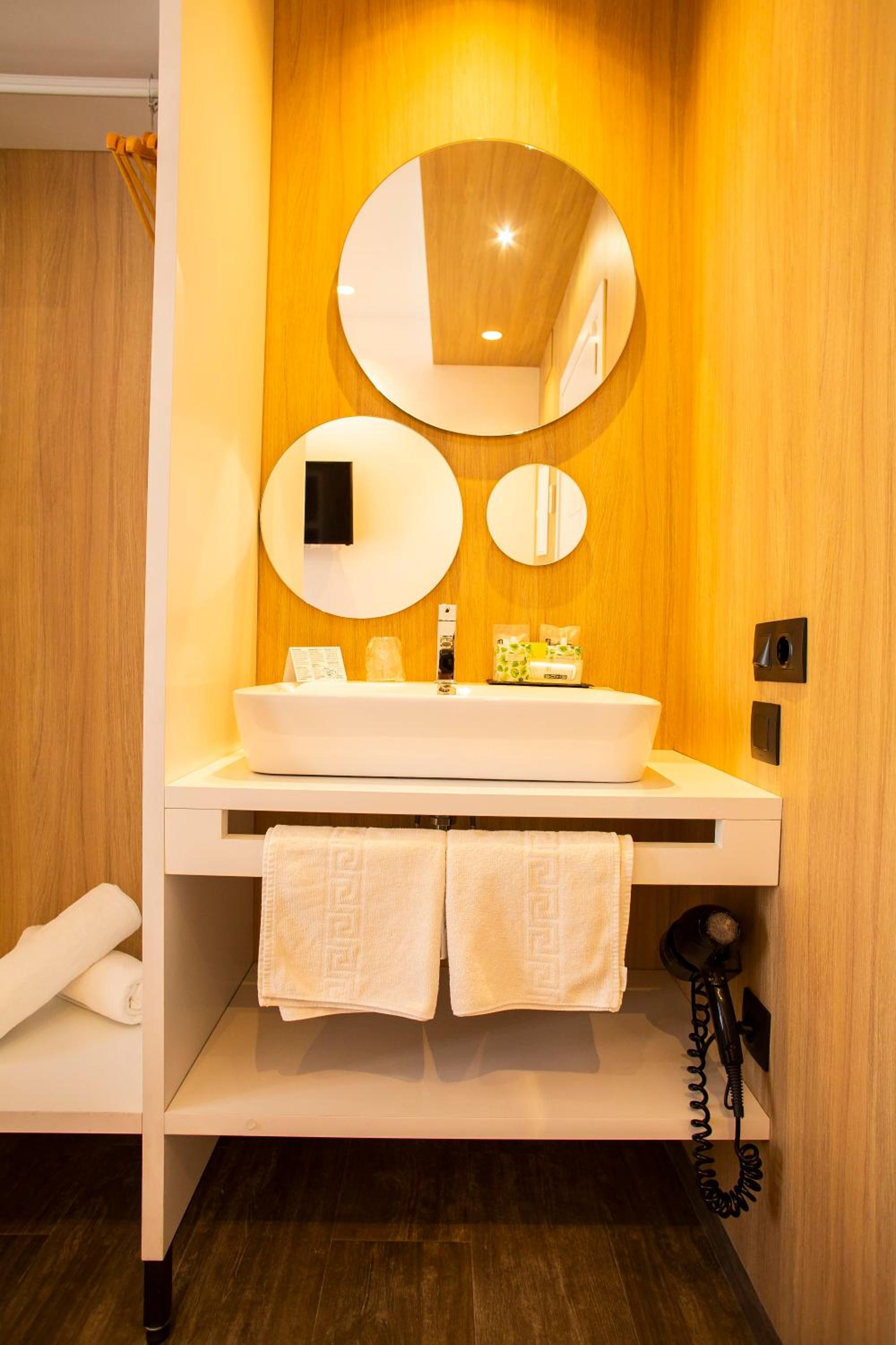 Queen Room with Private Bathroom - Photo 27