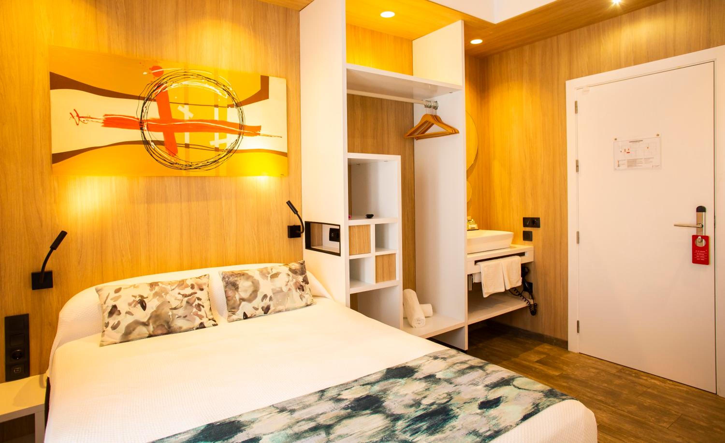 Queen Room with Private Bathroom - Photo 26