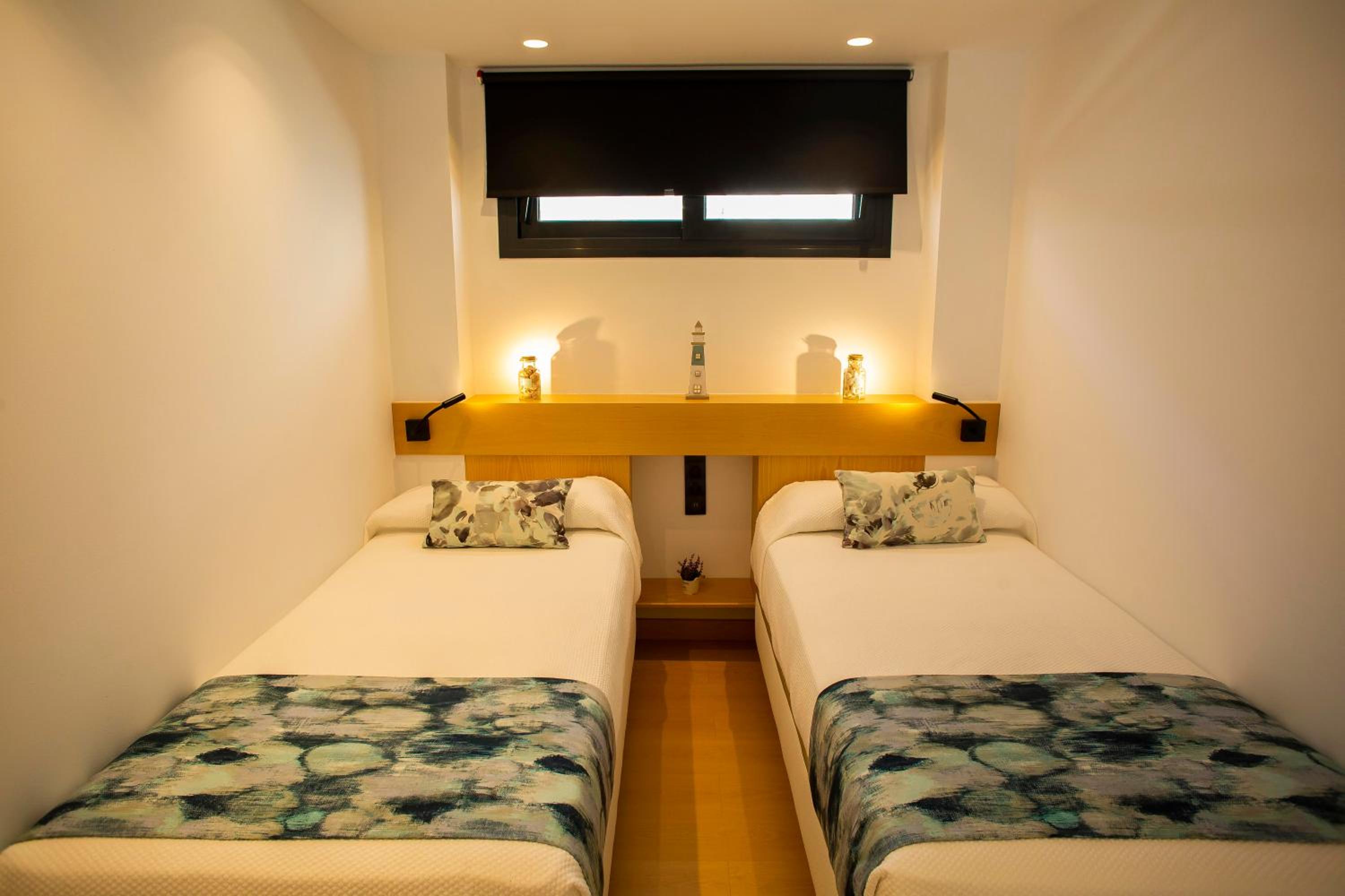 Twin Room with Private Bathroom - Photo 37