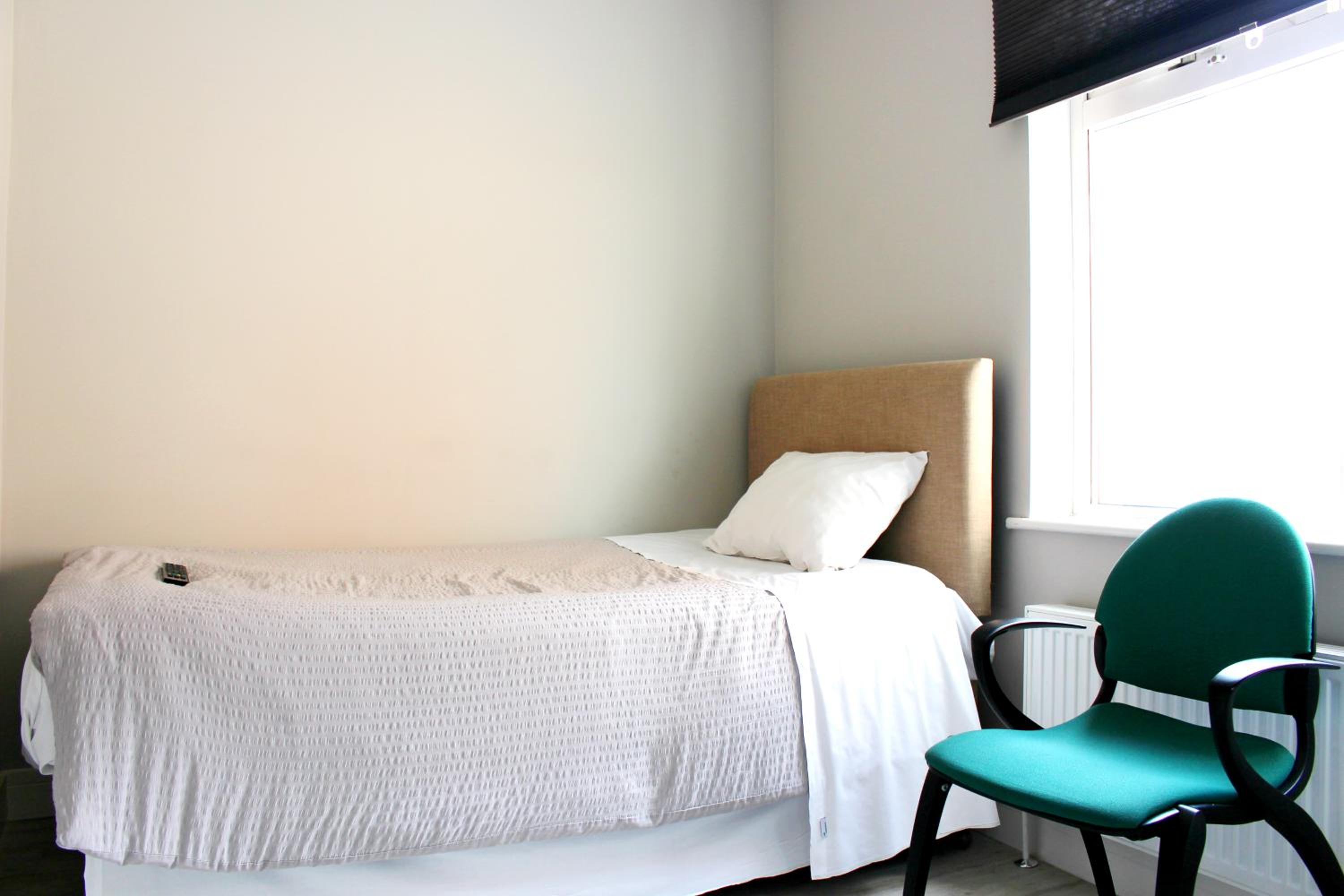 Basic Single Room with Shared Bathroom photo 2