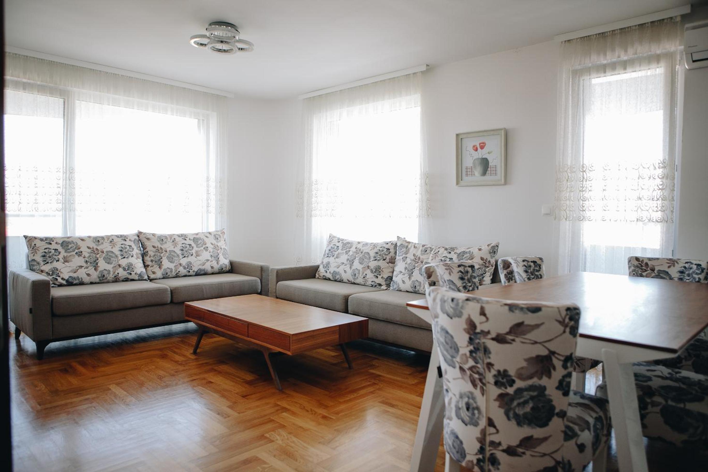 Apartment With Mountain View