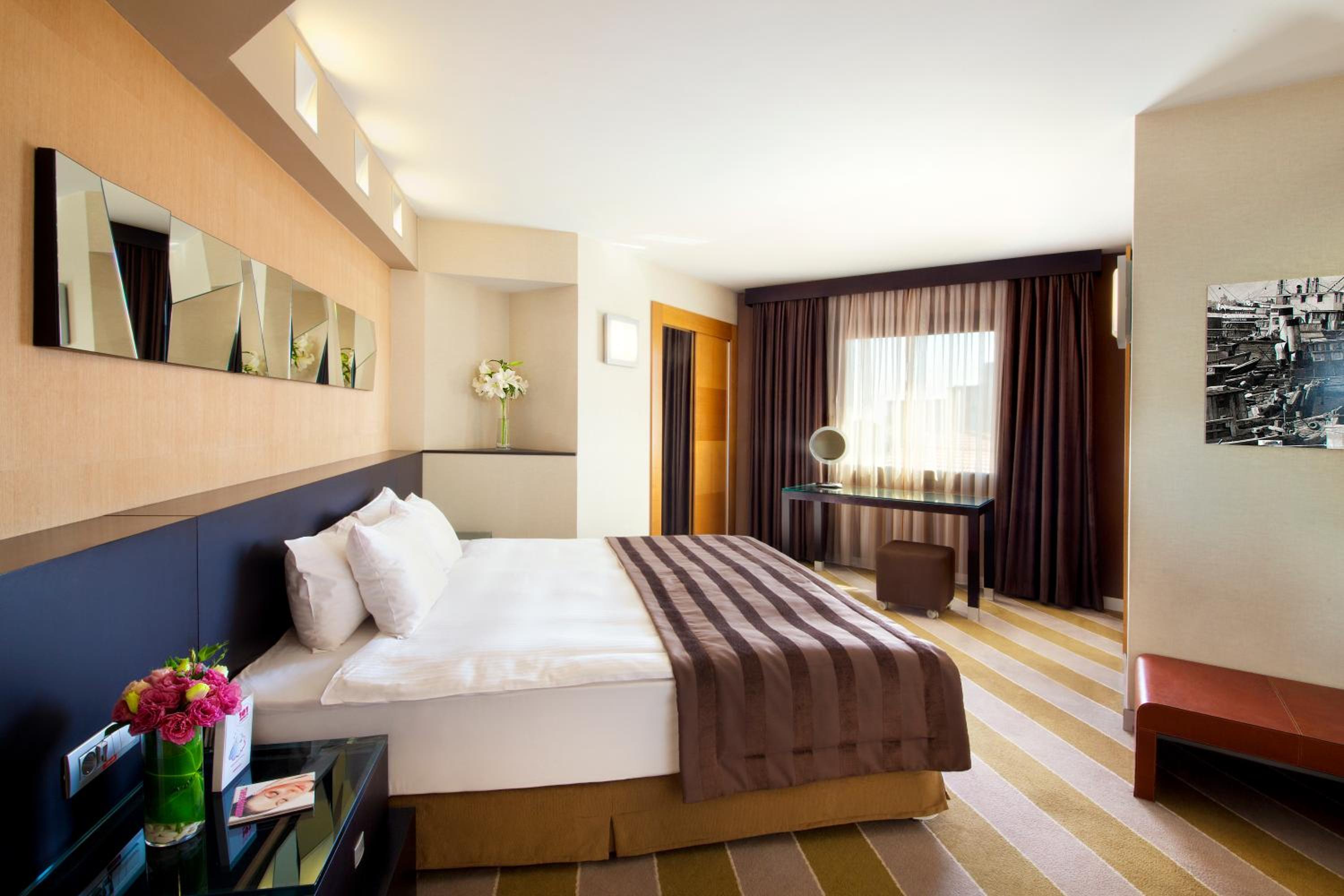 Available room thumbnail 5