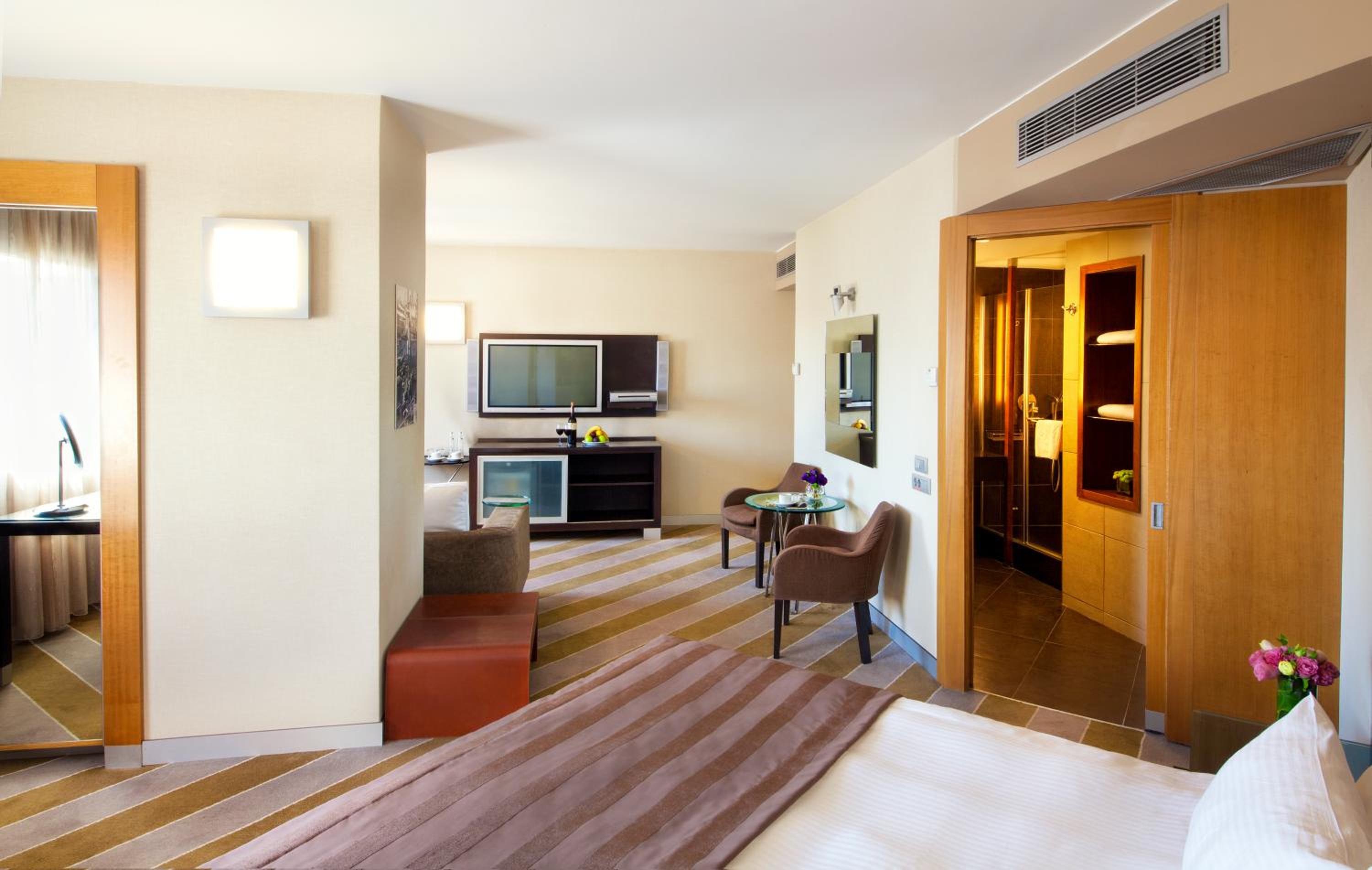 Available room thumbnail 6