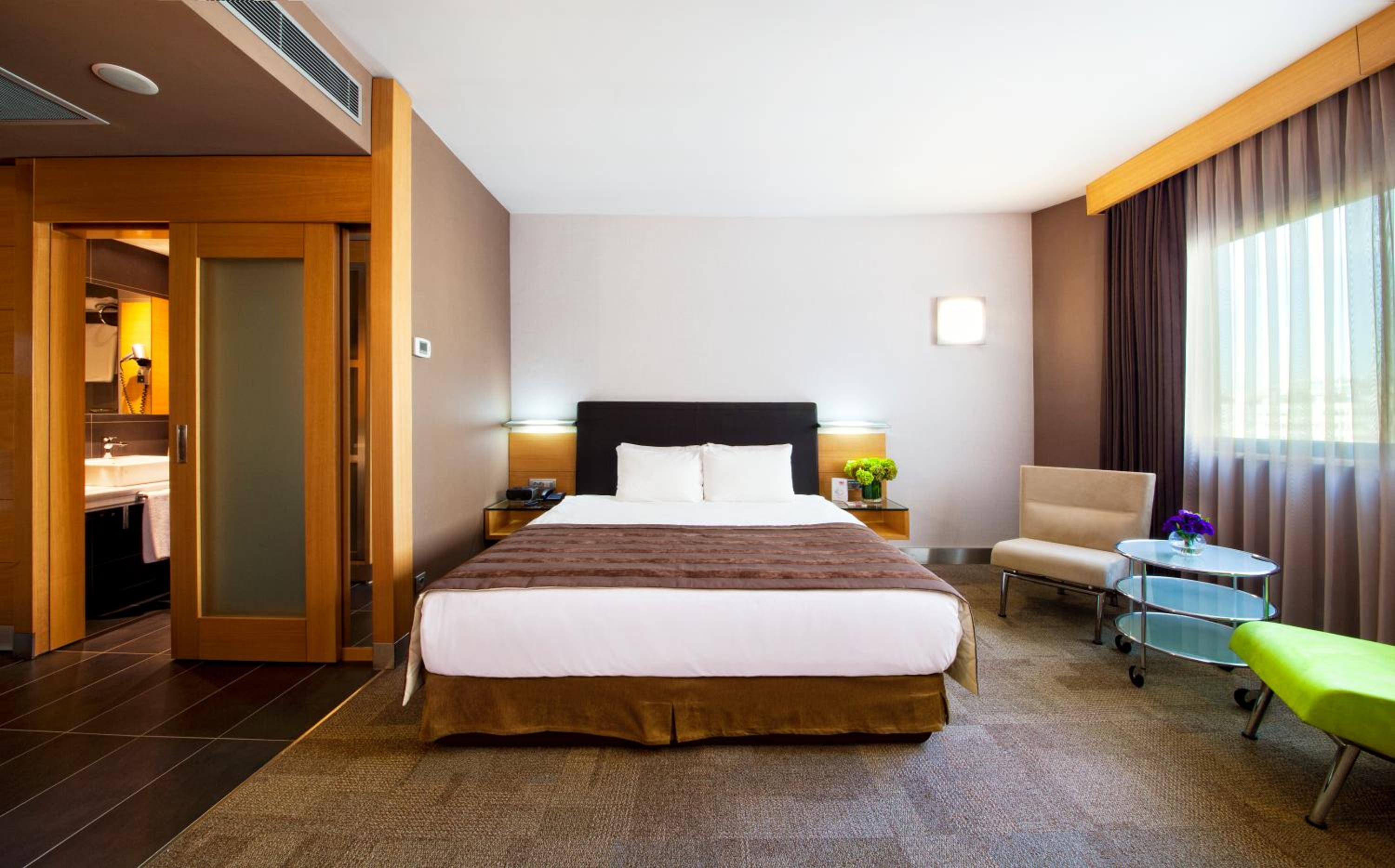 Executive Senior Suite with Lounge Access