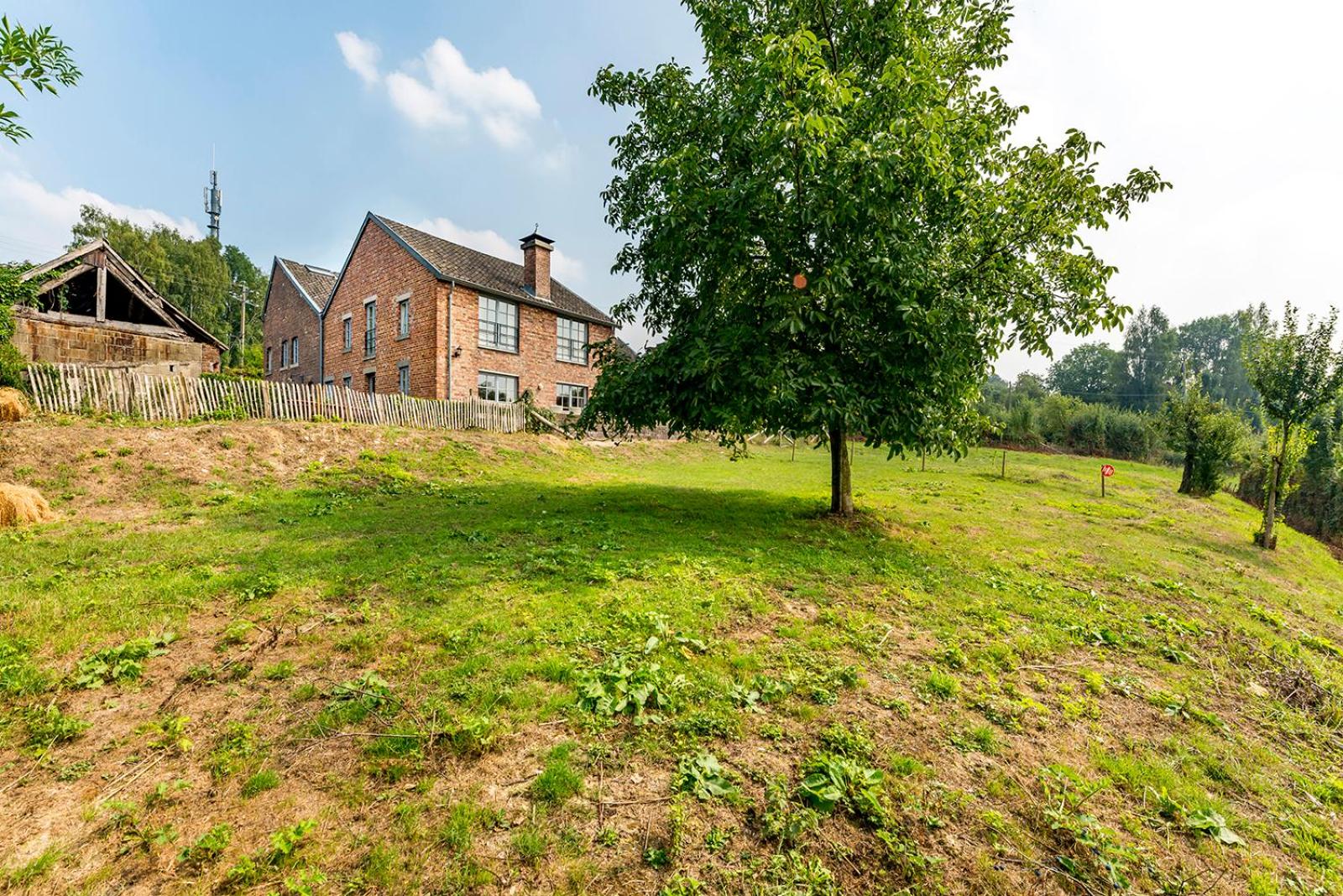 Eight-Bedroom House photo 3