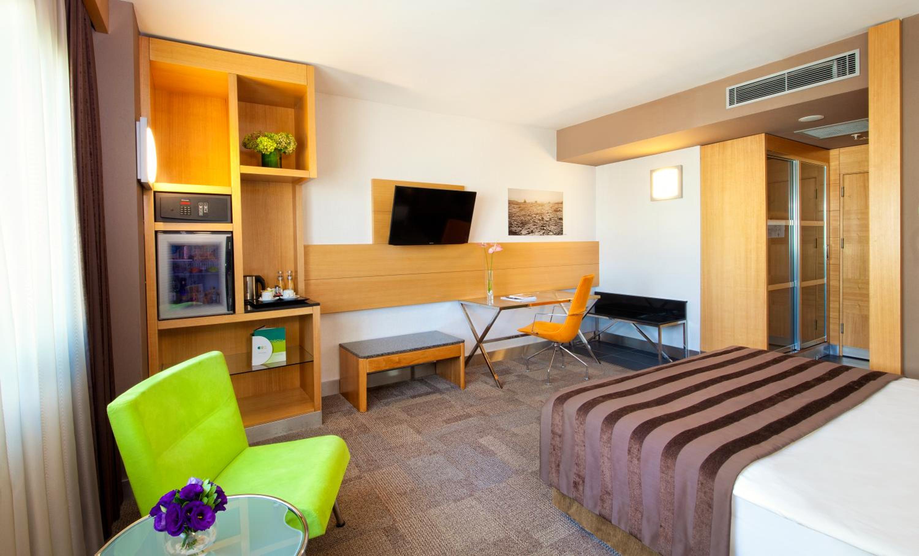 Executive Senior Suite with Lounge Access