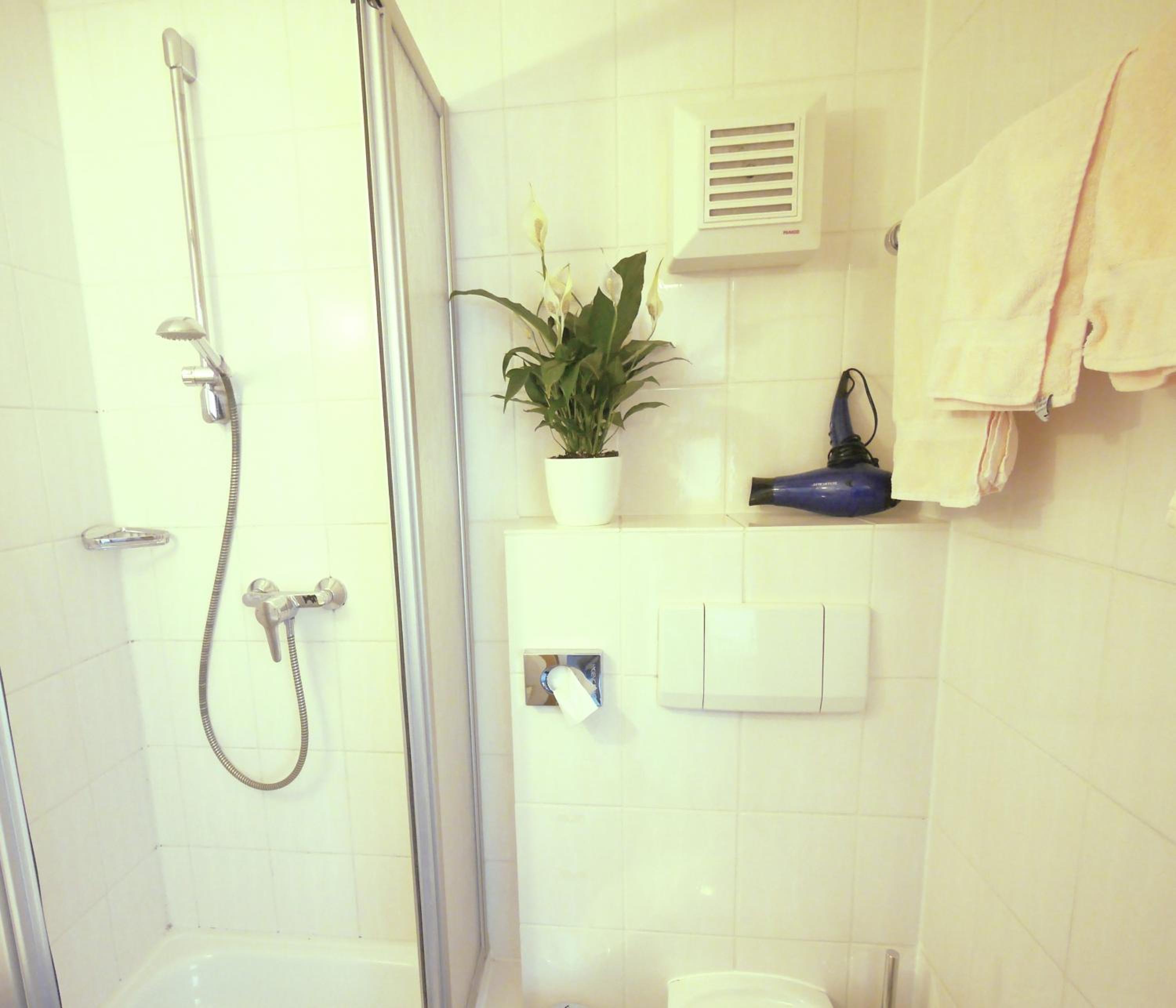 Standard Double Room - Photo 9