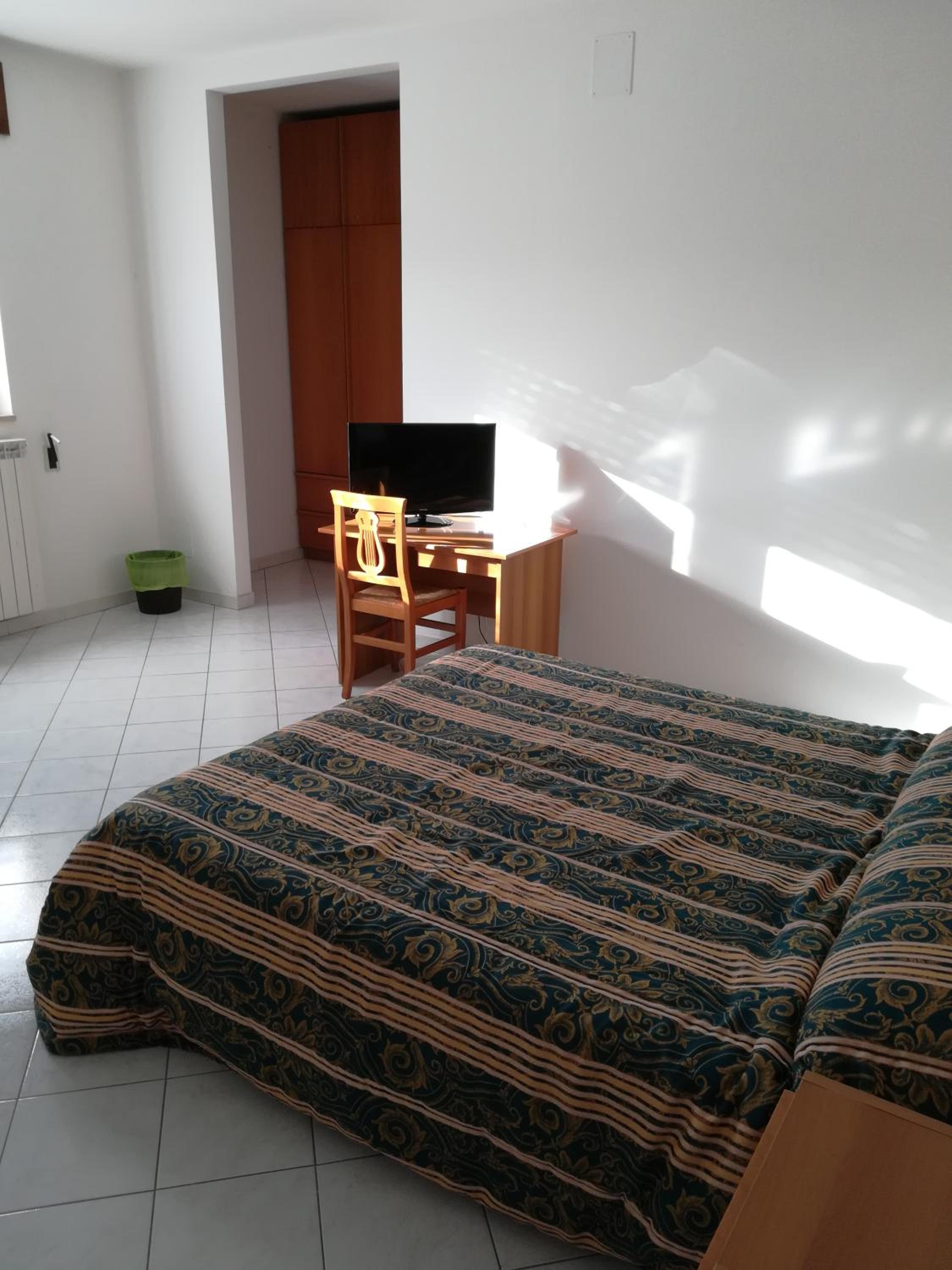 Double Room with Private Bathroom - Photo 7
