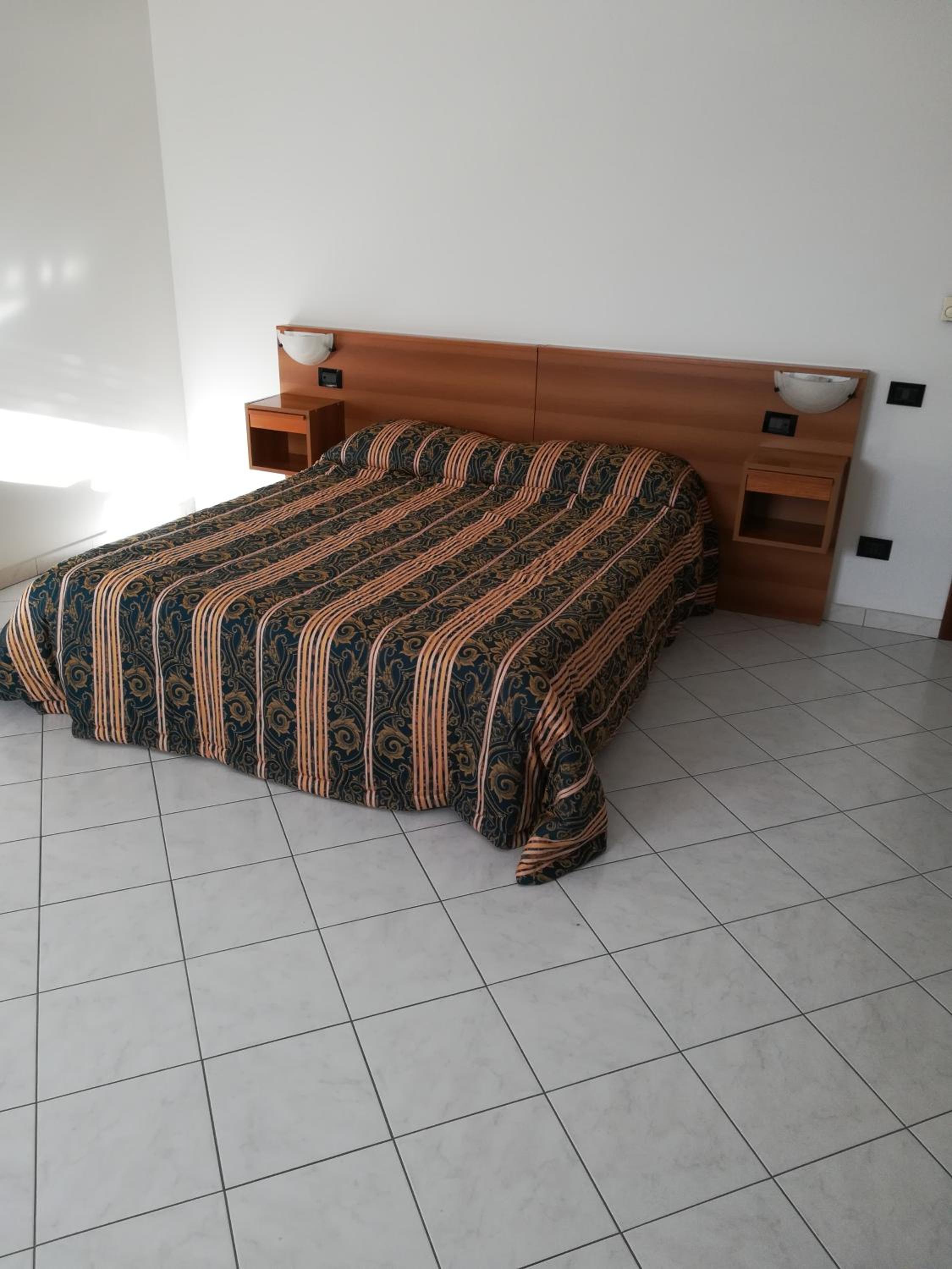 Double Room with Private Bathroom - Photo 9