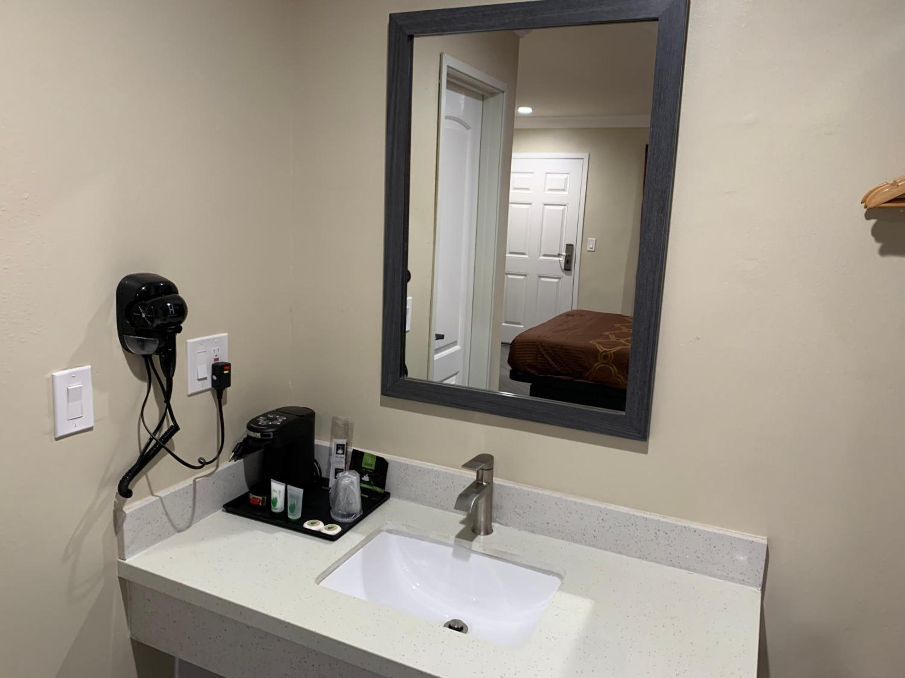 Deluxe Queen Room - Photo 6