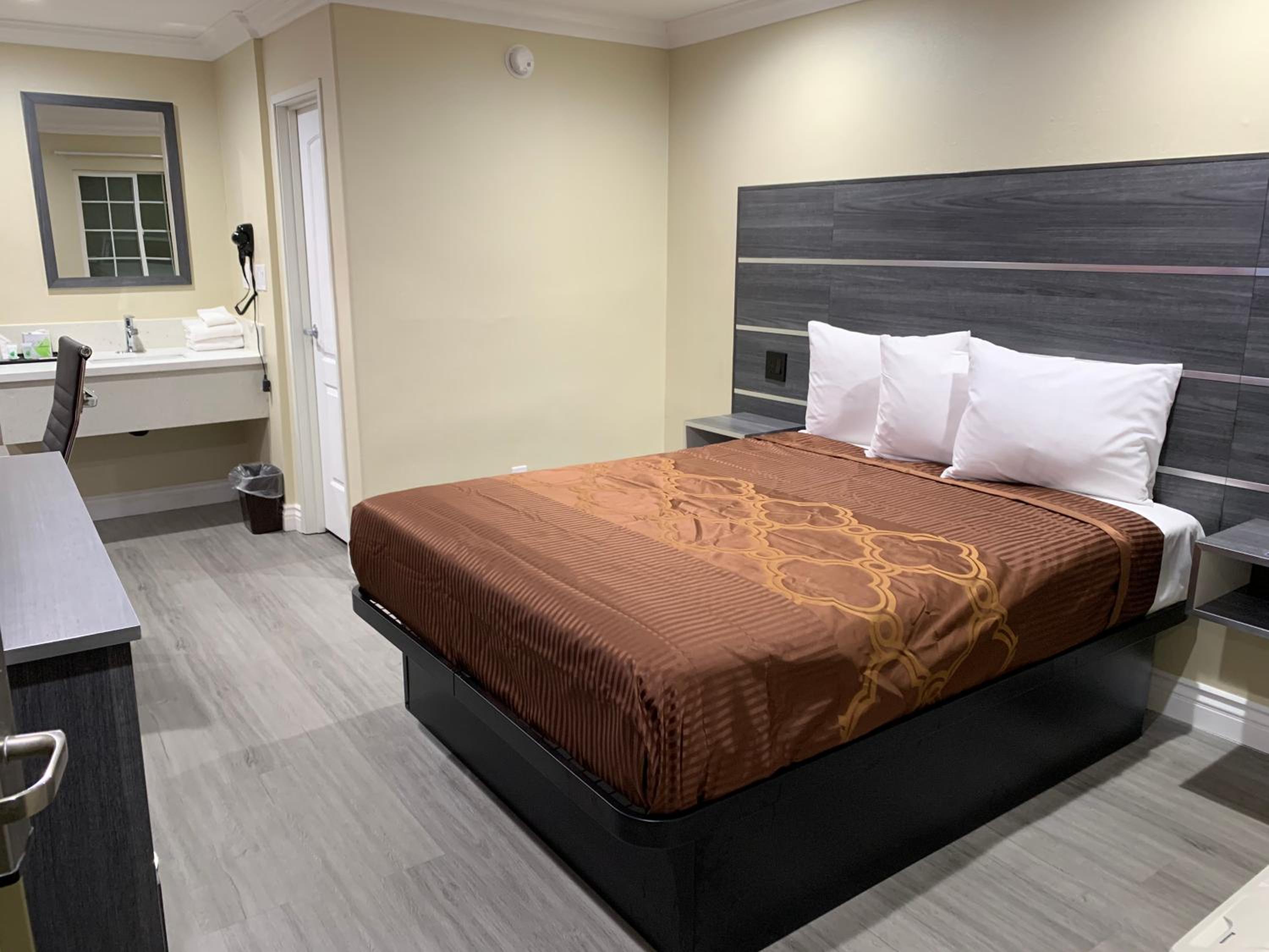 Deluxe Queen Room - Photo 3