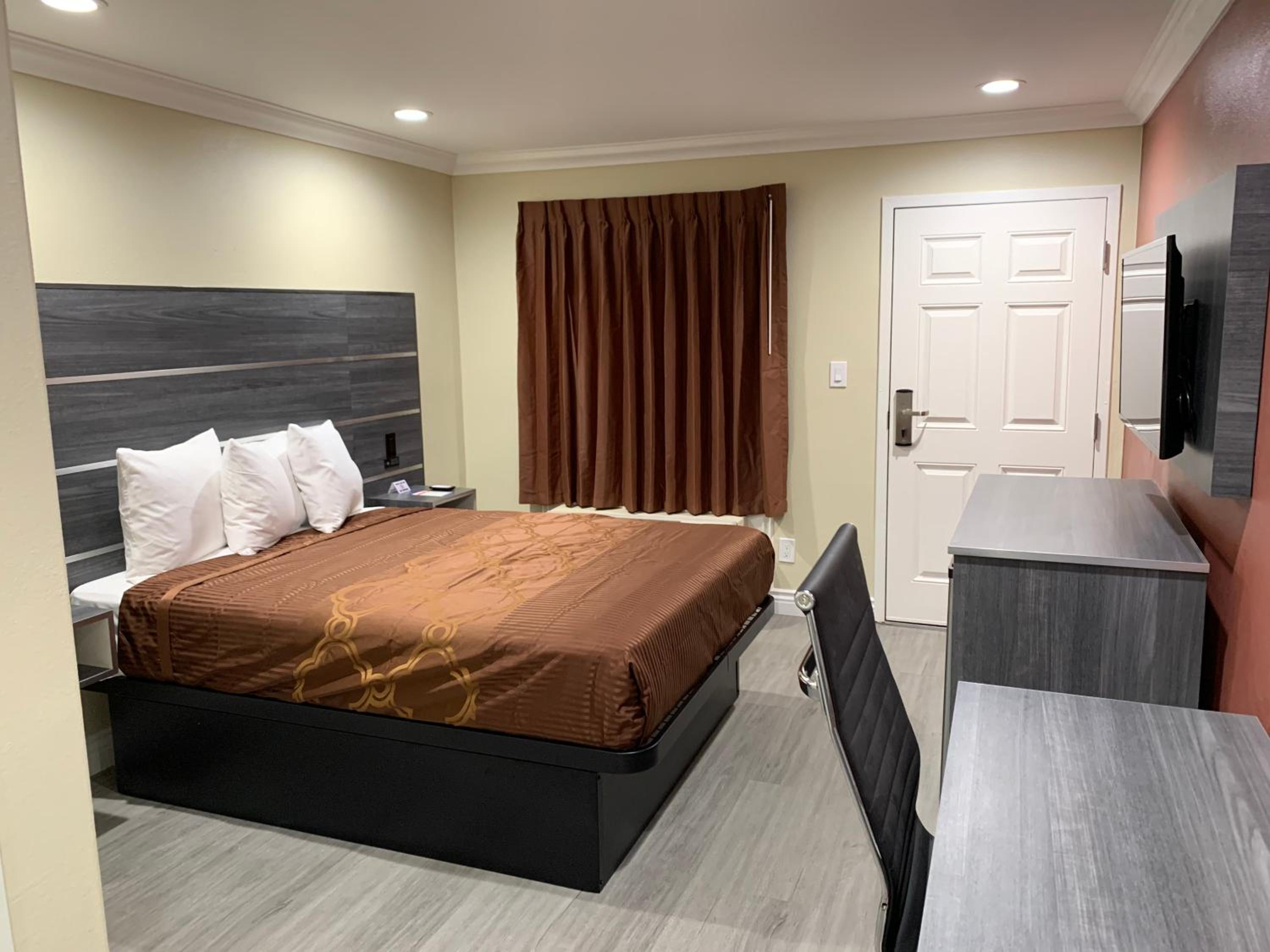 Deluxe Queen Room - Photo 1