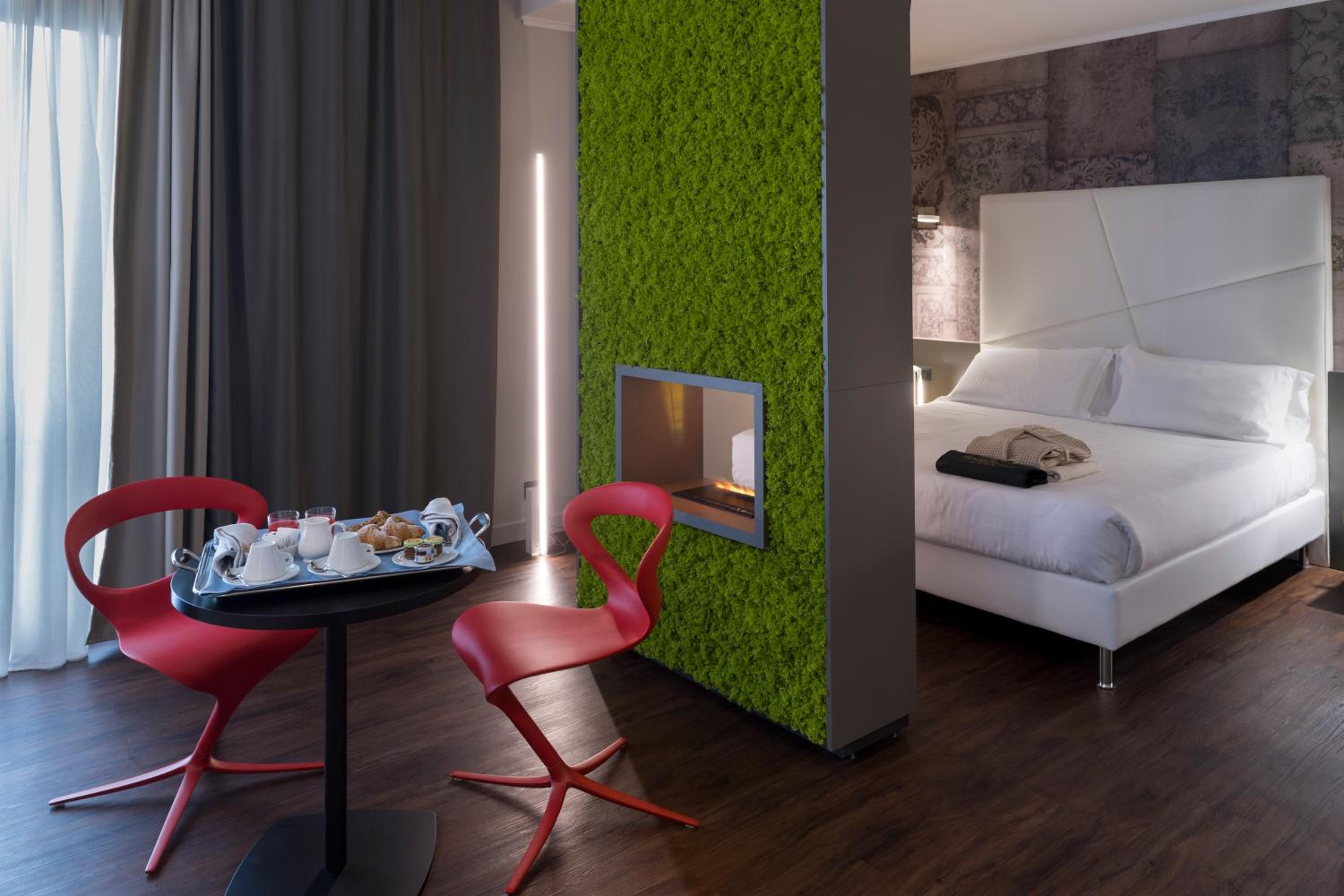 Deluxe King Room with Spa Access - Photo 1