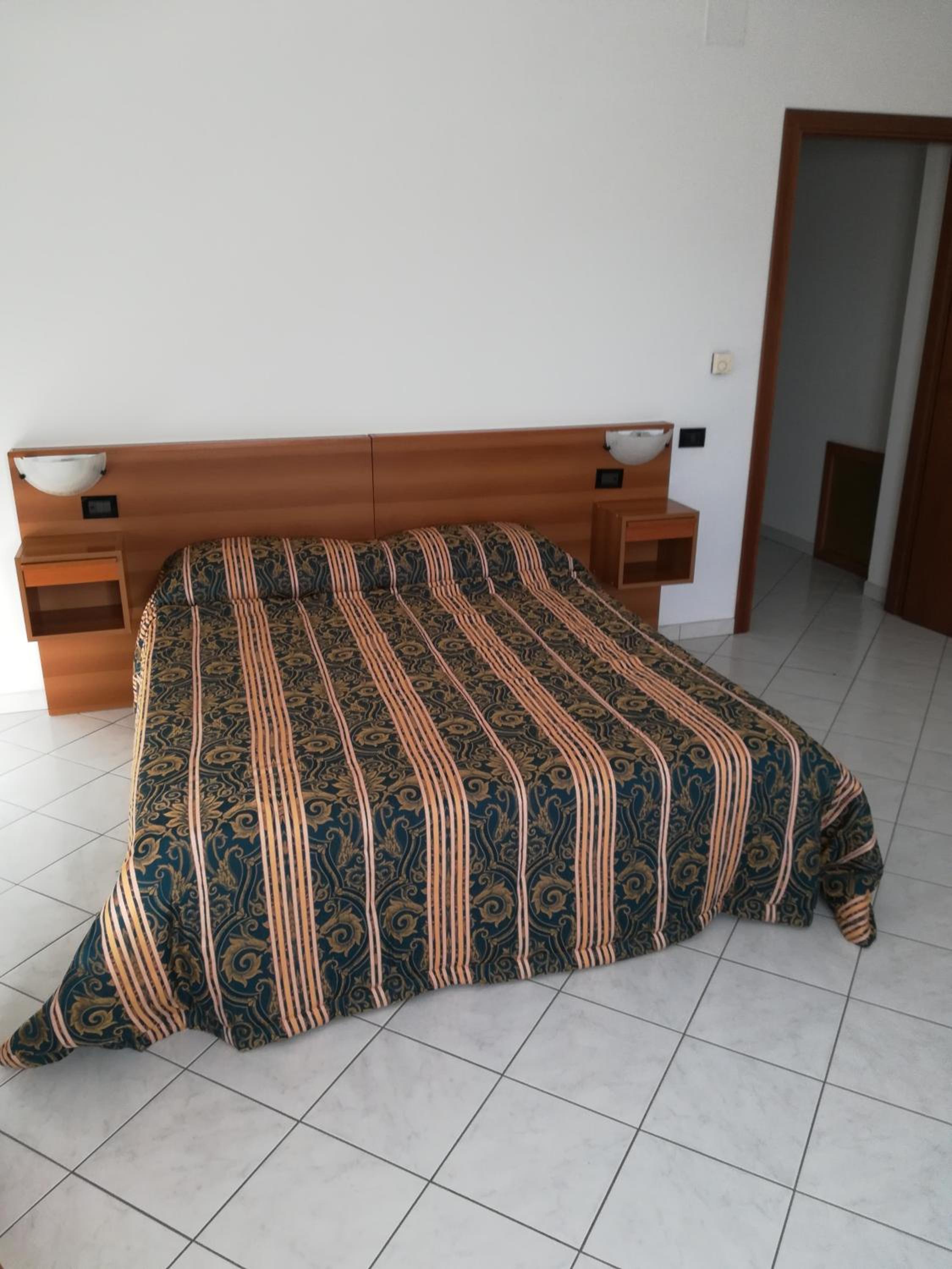 Double Room with Private Bathroom - Photo 16