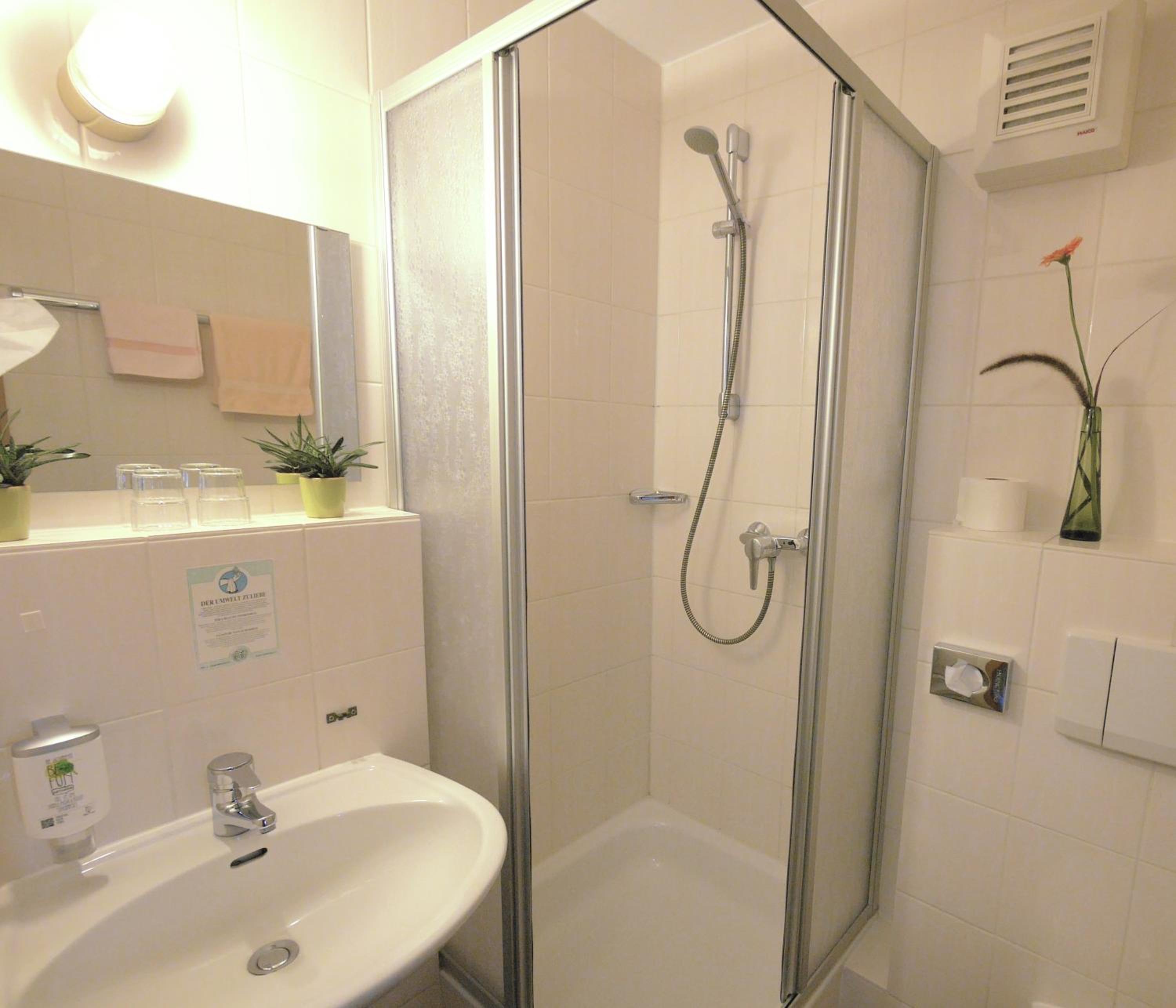 Double or Twin Room with Shower - Photo 4