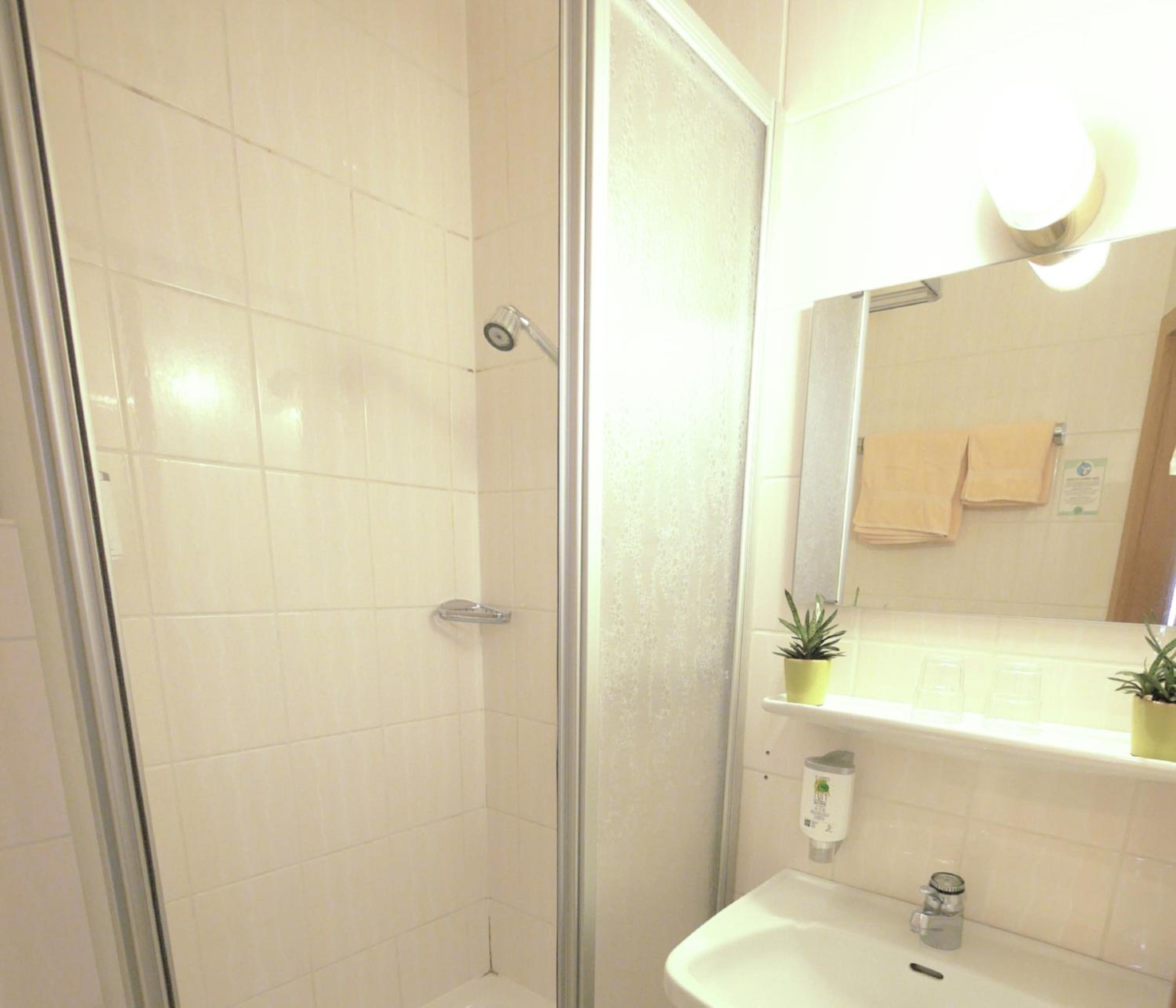 Double or Twin Room with Shower - Photo 5