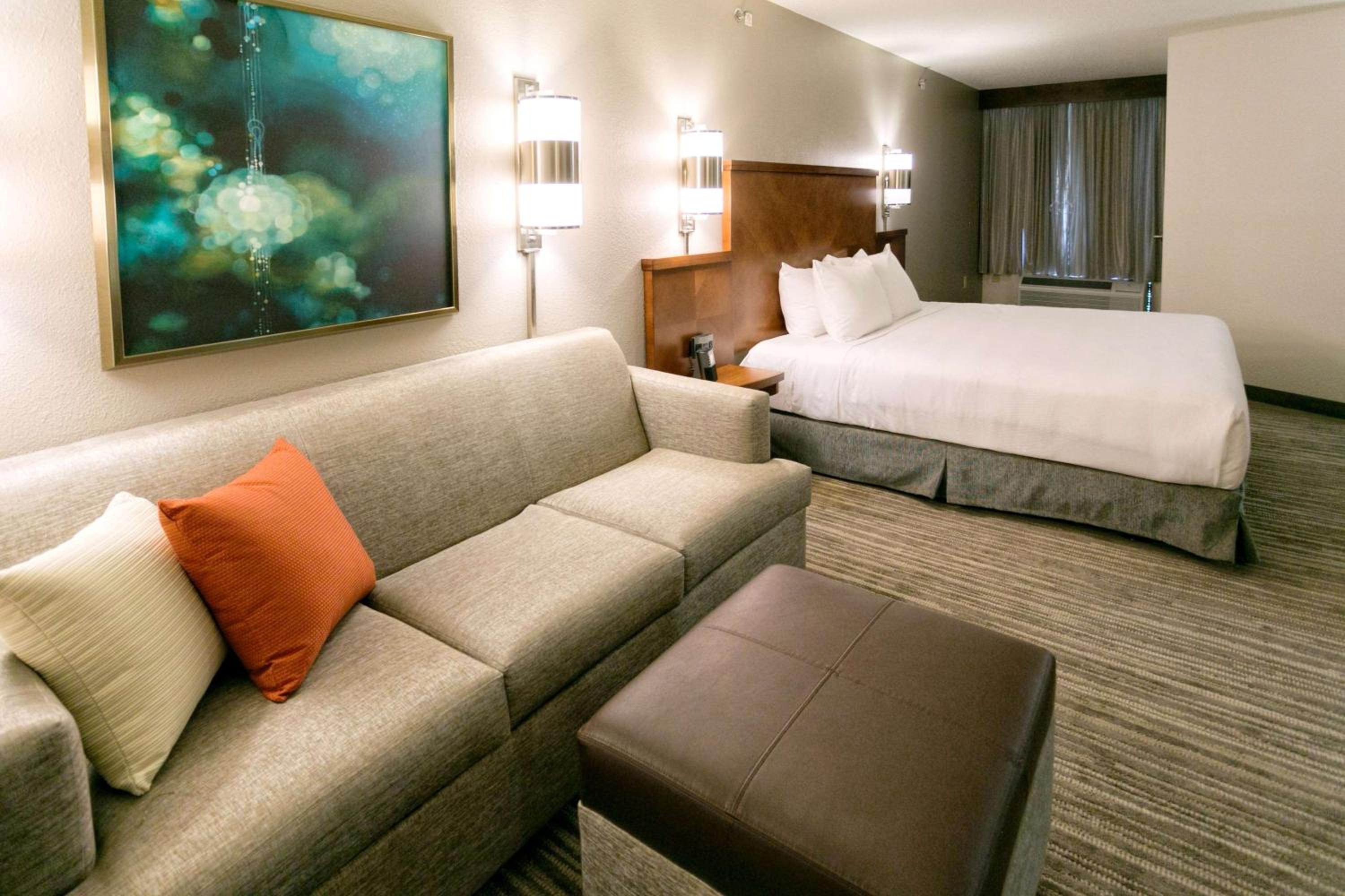 King Room with Accessible Tub - Disability Access - Photo 8