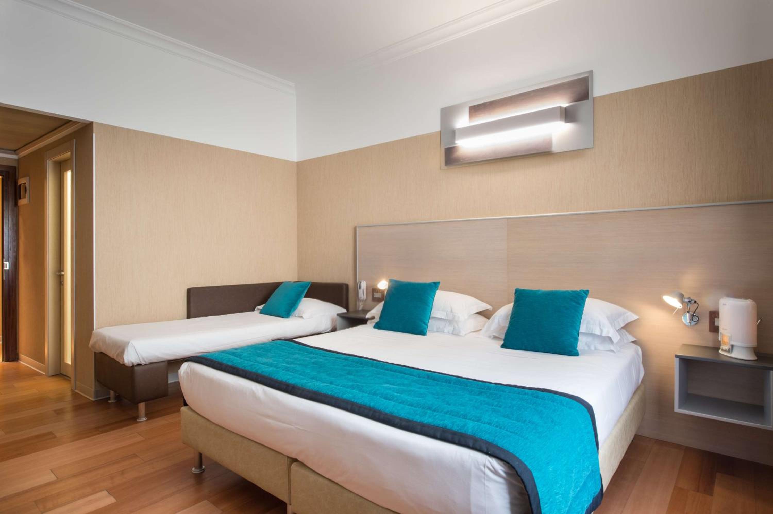 Deluxe King Room with Sofa Bed - Photo 2