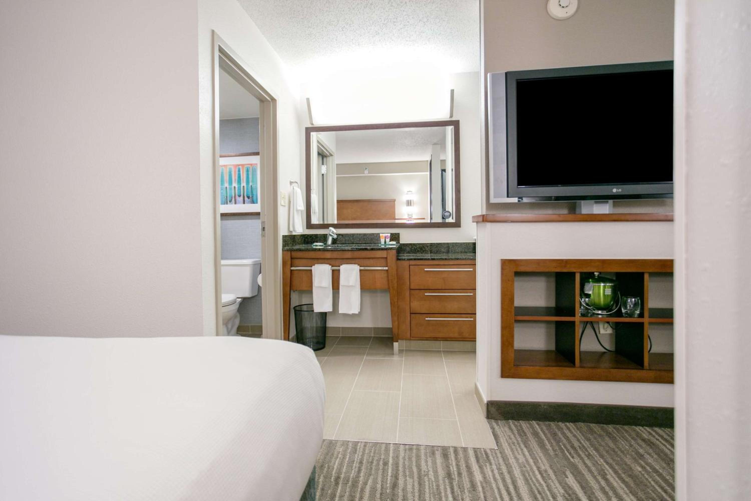 King Room with Sofa Bed - High Floor - Photo 8