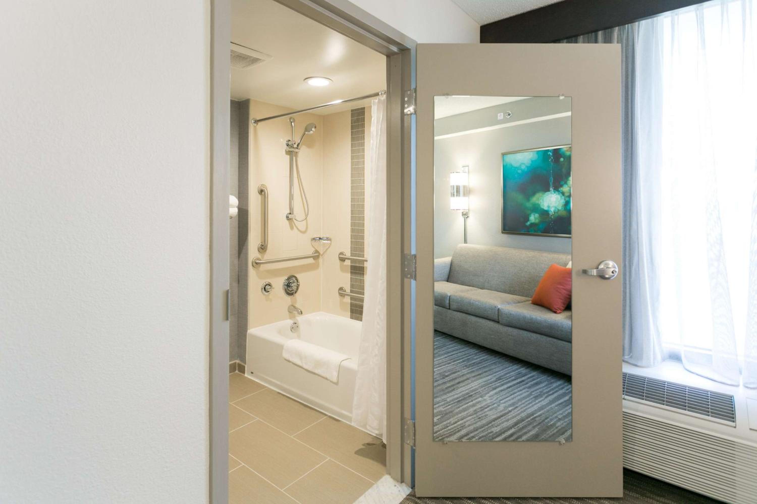 King Room with Accessible Tub - Disability Access - Photo 5