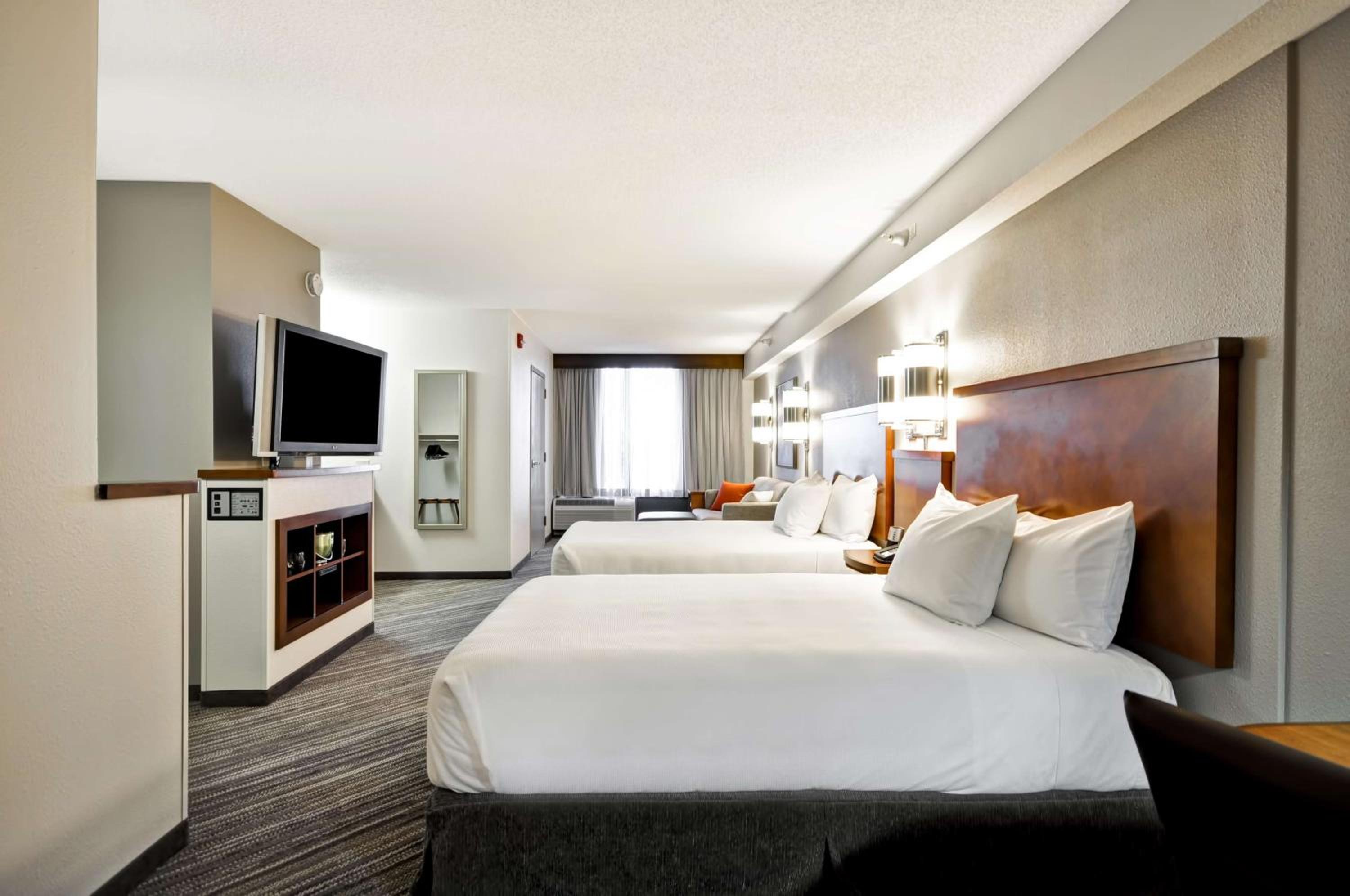 Double Room with Two Double Beds and Accessible Tub - Disability Access - Photo 7